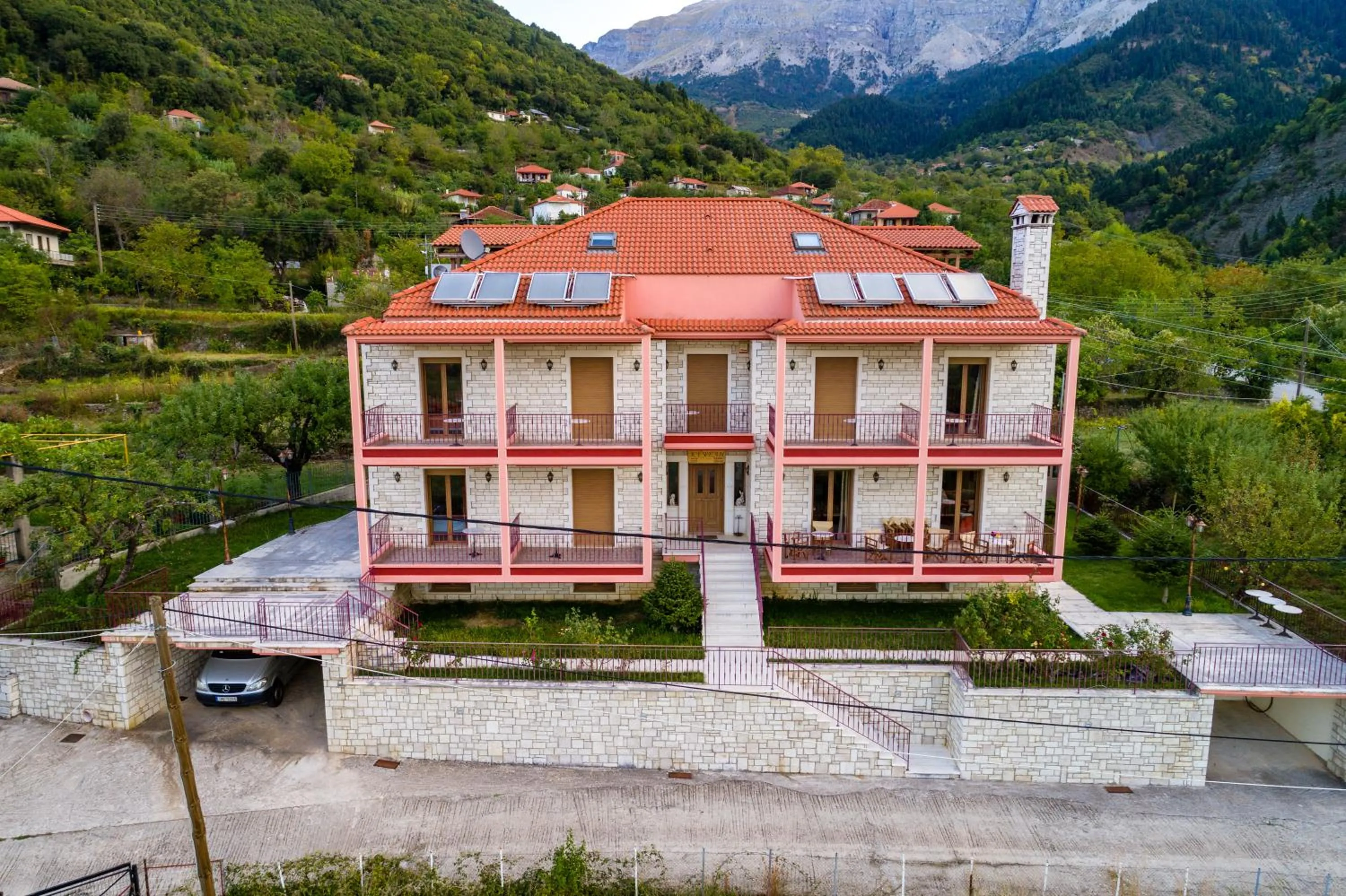 Property building in Xenonas Kypseli