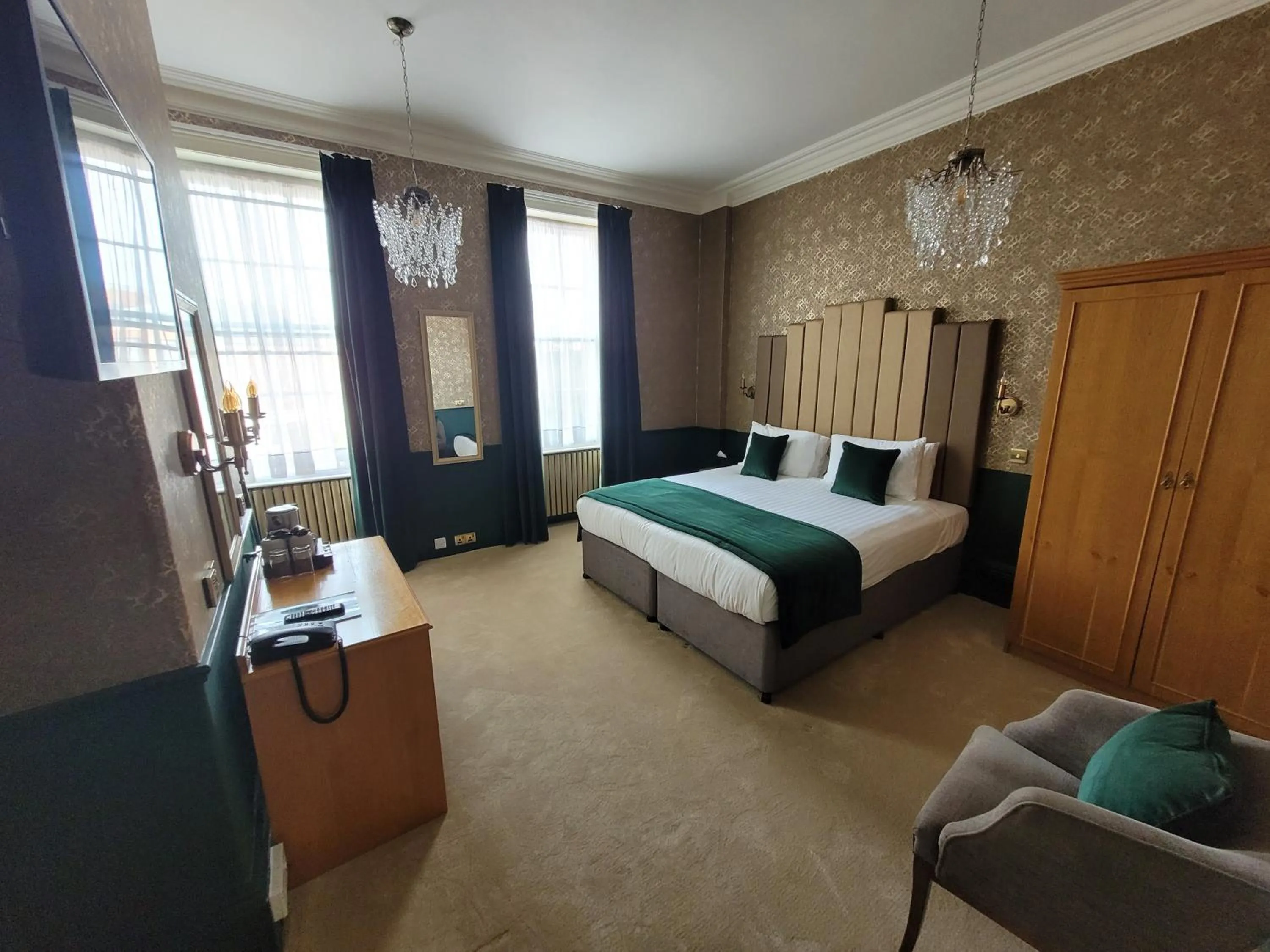 Bedroom, Bed in The Crescent Hotel