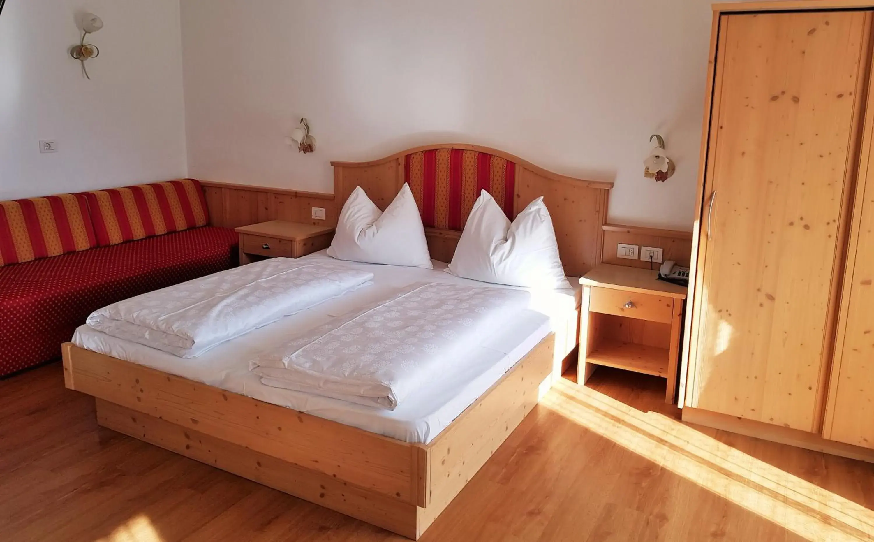 Double Room with Balcony in Zur Brücke apartments and rooms - Your home in heart of South Tyrol, with Brixencard Double Room with Balcony in Zur Brücke apartments and rooms - Your home in heart of South Tyrol, with Brixencard