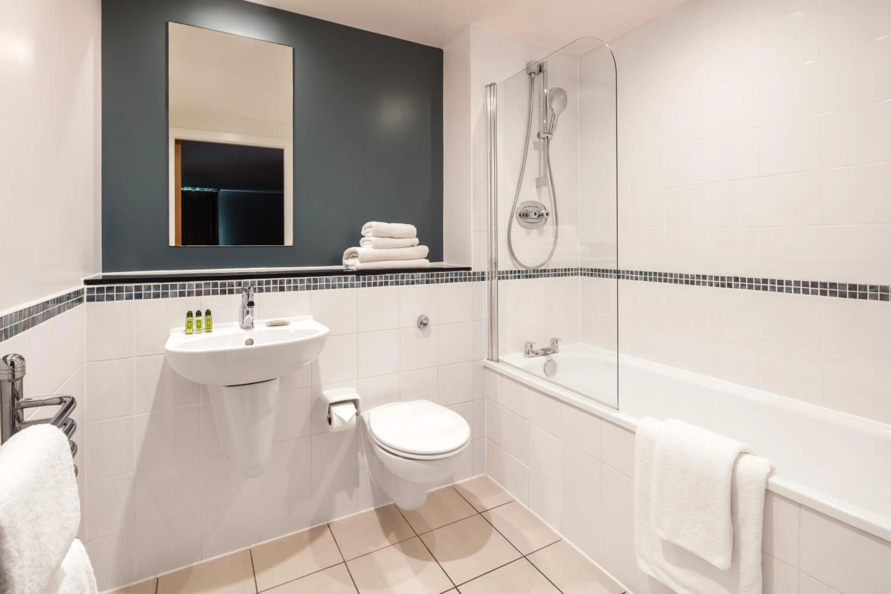 Shower in Marlin Apartments London Bridge - Empire Square