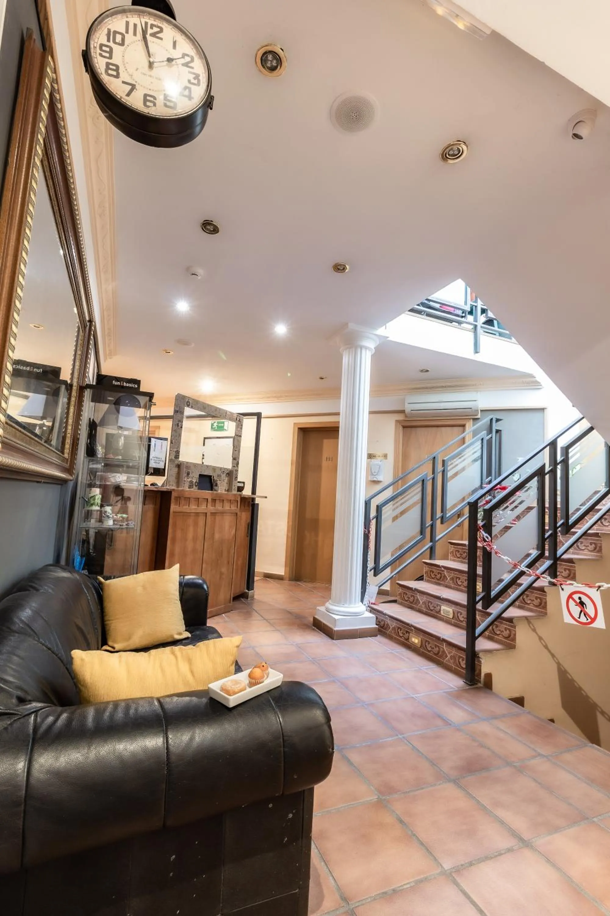 Lobby or reception in Hostal Rural El Caño by Vivere Stays