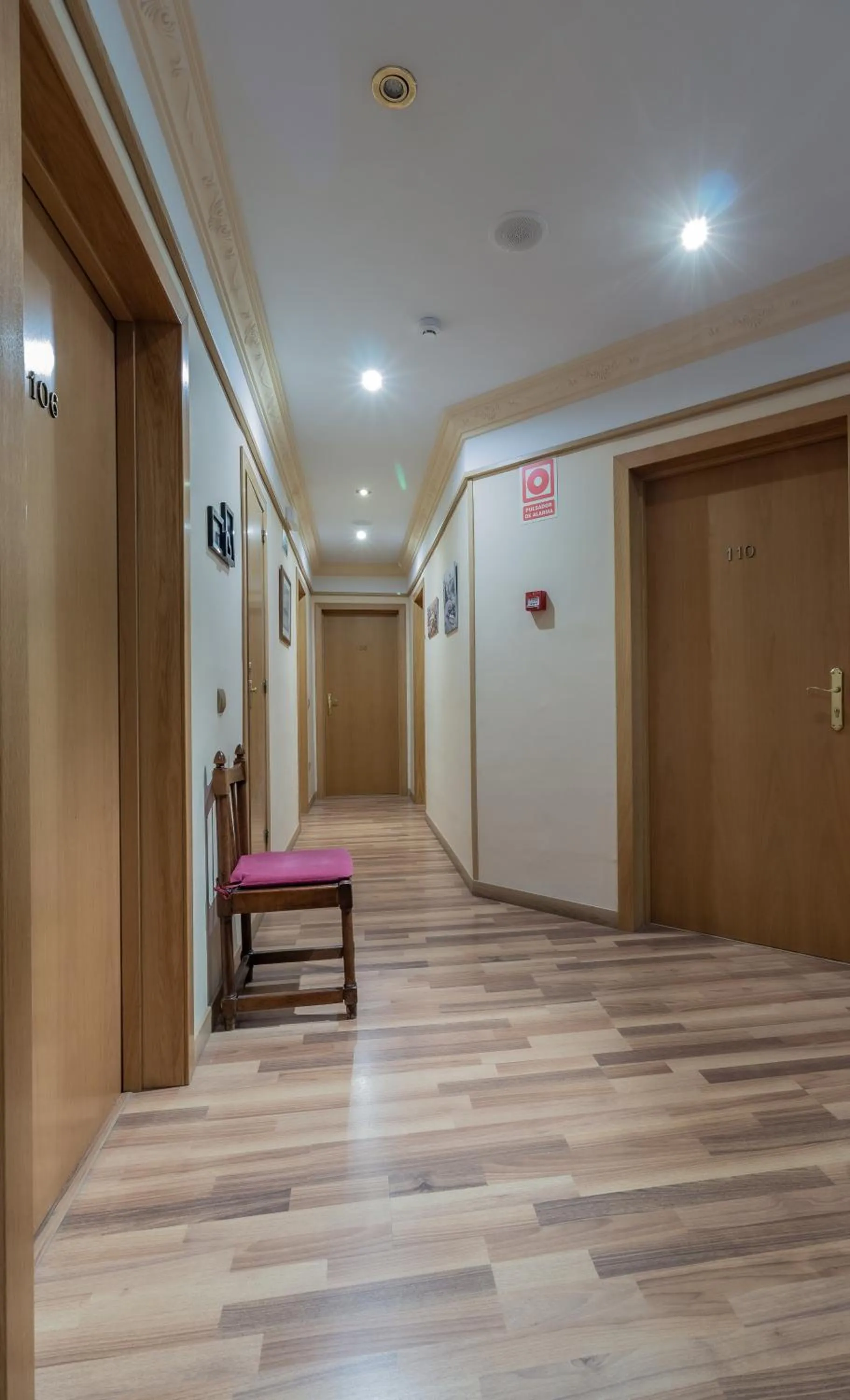 Lobby or reception in Hostal Rural El Caño by Vivere Stays