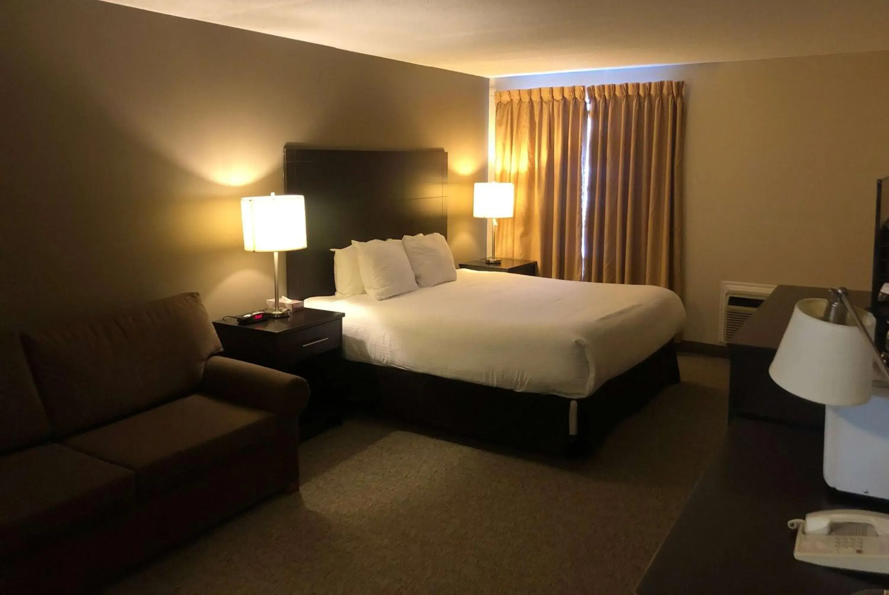 Photo of the whole room, Bed in Ramada by Wyndham Lindsay Photo of the whole room, Bed in Ramada by Wyndham Lindsay
