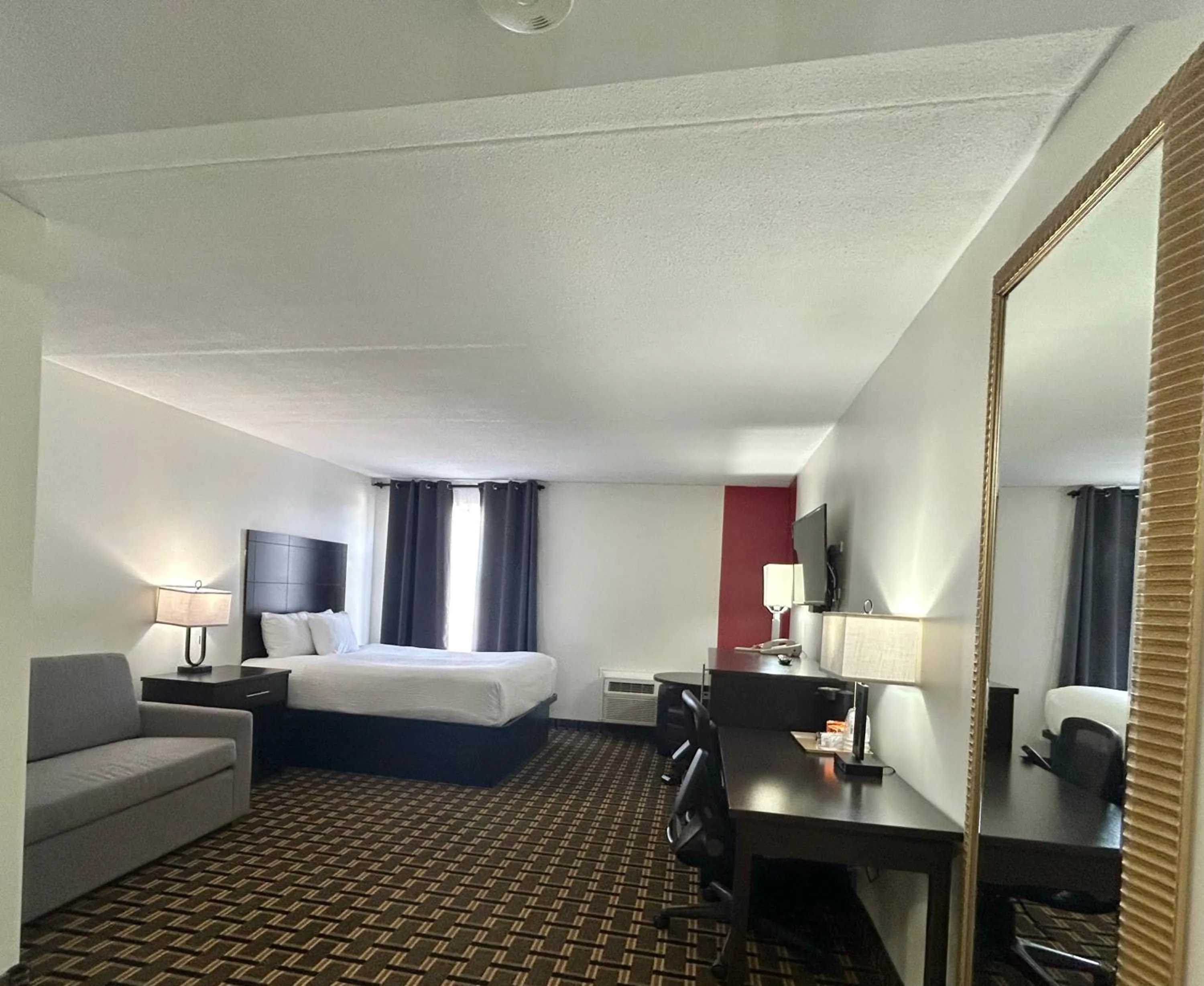 Photo of the whole room, Bed in Travelodge by Wyndham Lindsay