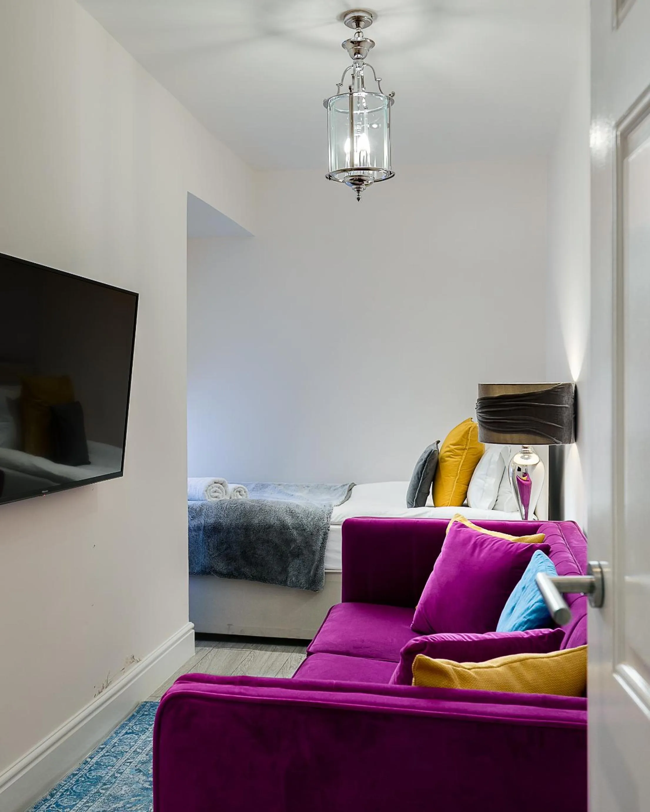 Bedroom in Cromwell road apartments