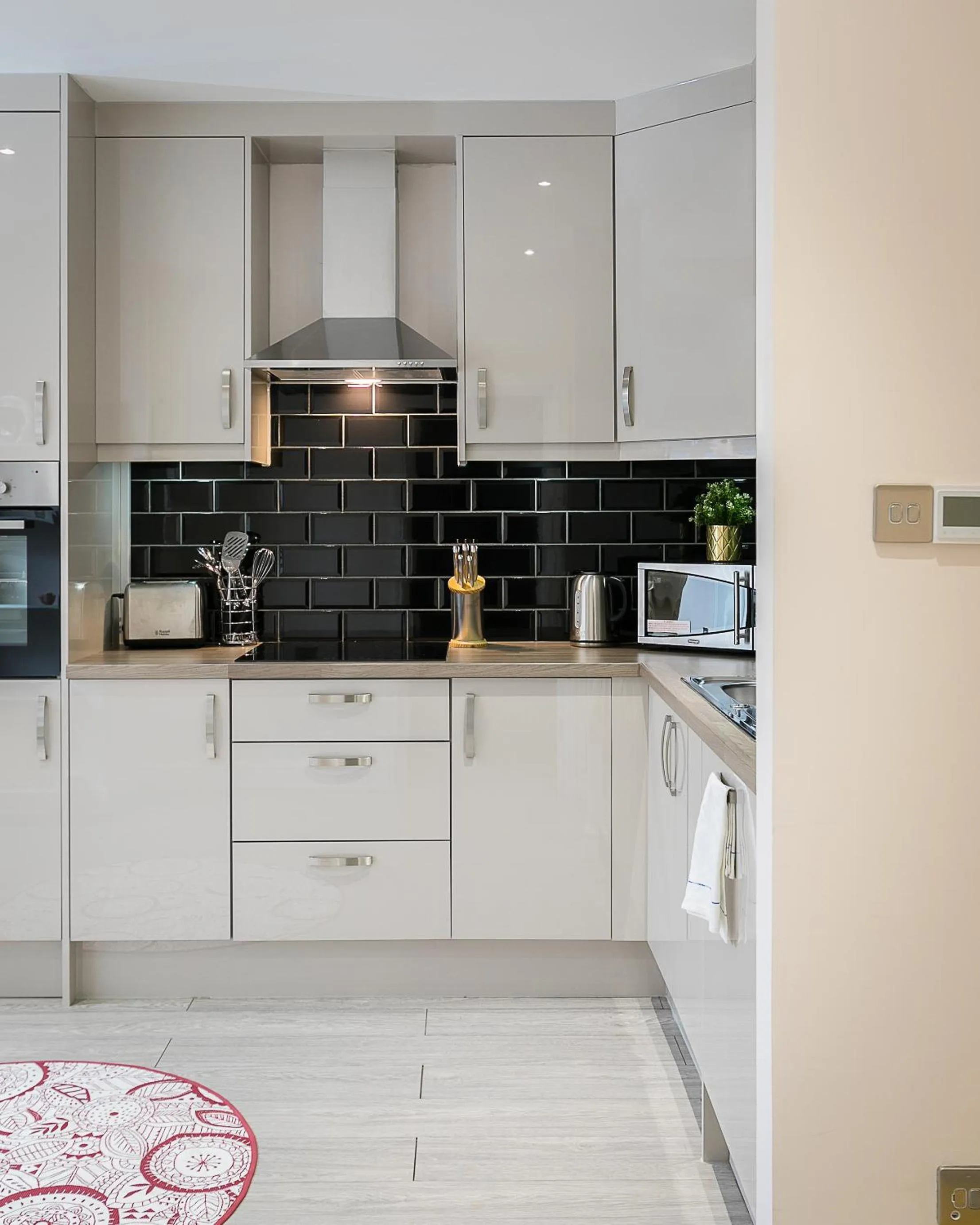 Kitchen or kitchenette in Cromwell road apartments