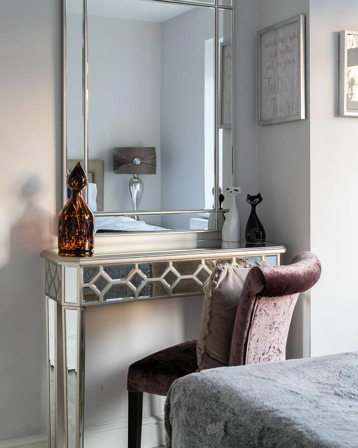 Bedroom in Cromwell road apartments