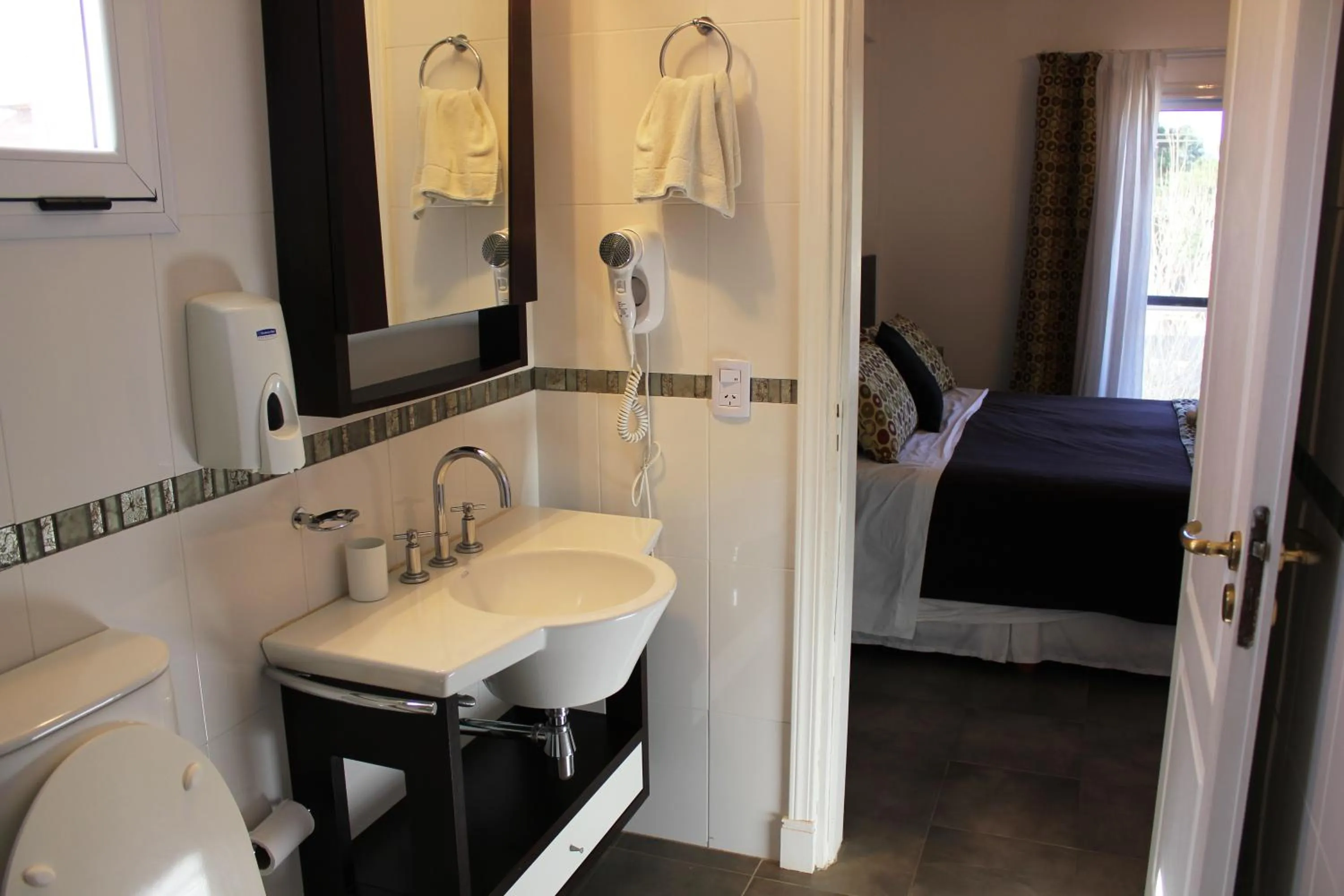 Bathroom, Bed in Apart & Hotel Neptuno