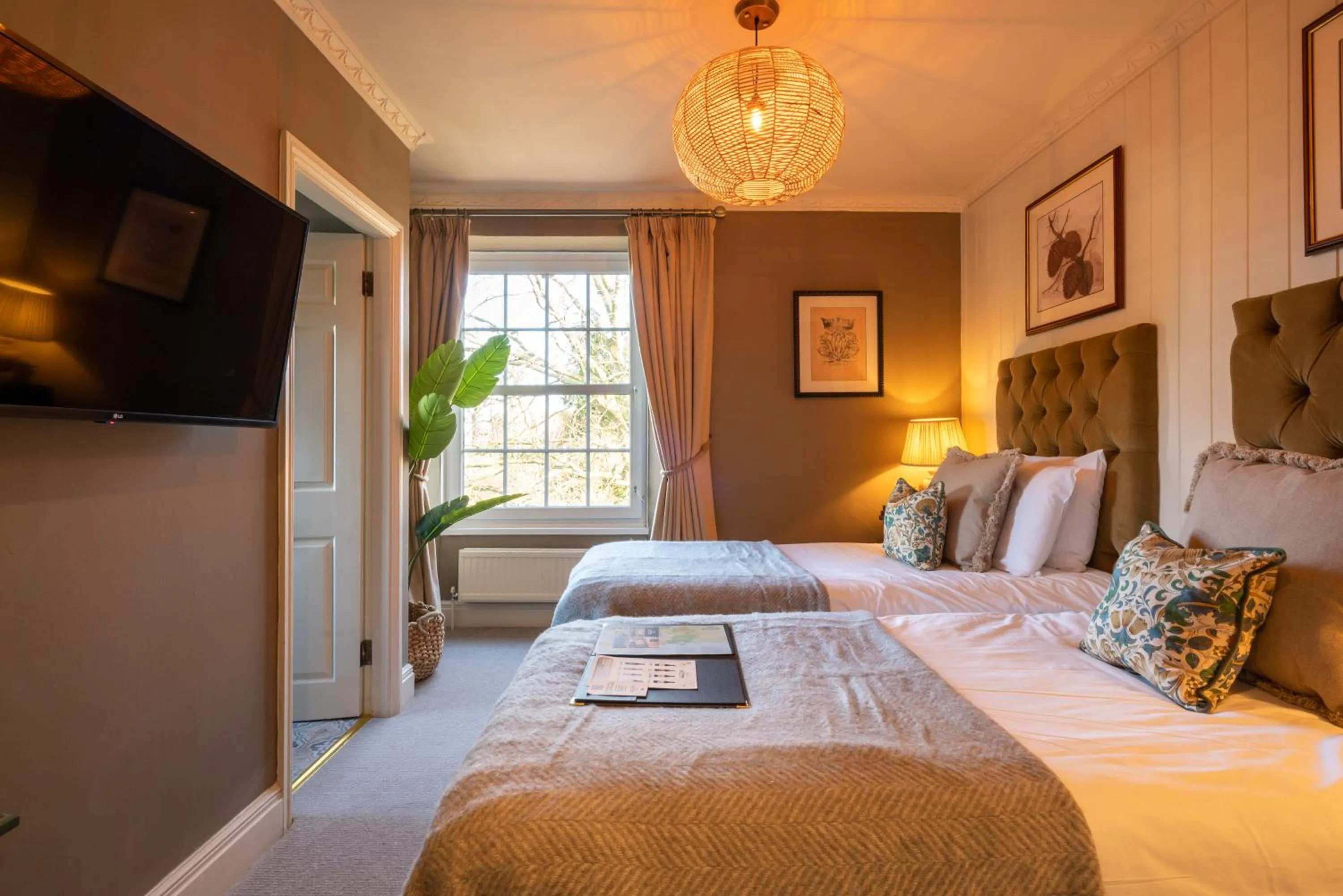Photo of the whole room, Bed in Prince of Burford