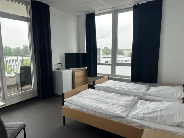 Double Room with Balcony and Private Bathroom in Arena Hostel & Monteurzimmer Double Room with Balcony and Private Bathroom in Arena Hostel & Monteurzimmer