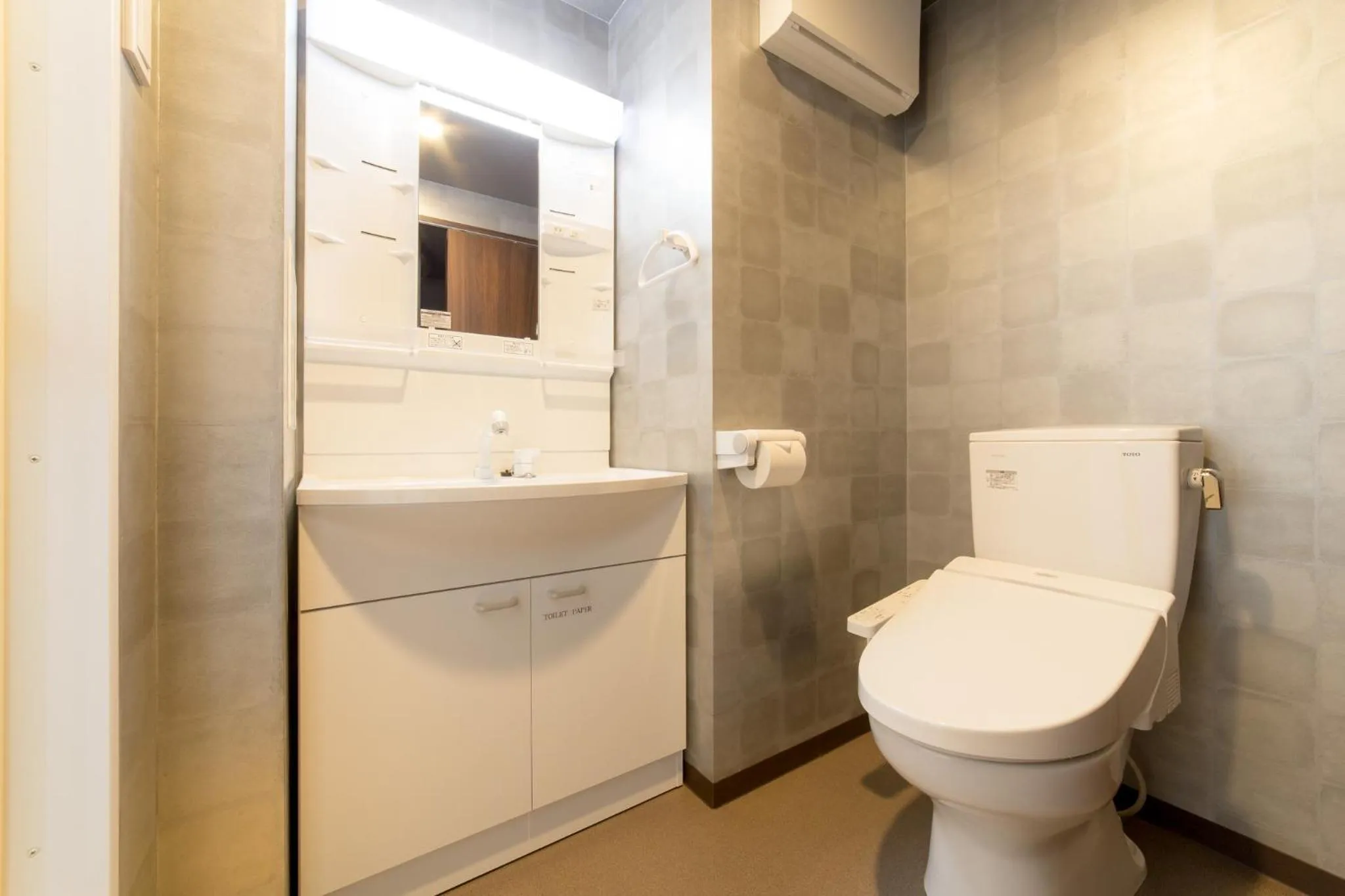 Toilet in Kyoto Sanjo Ohashi