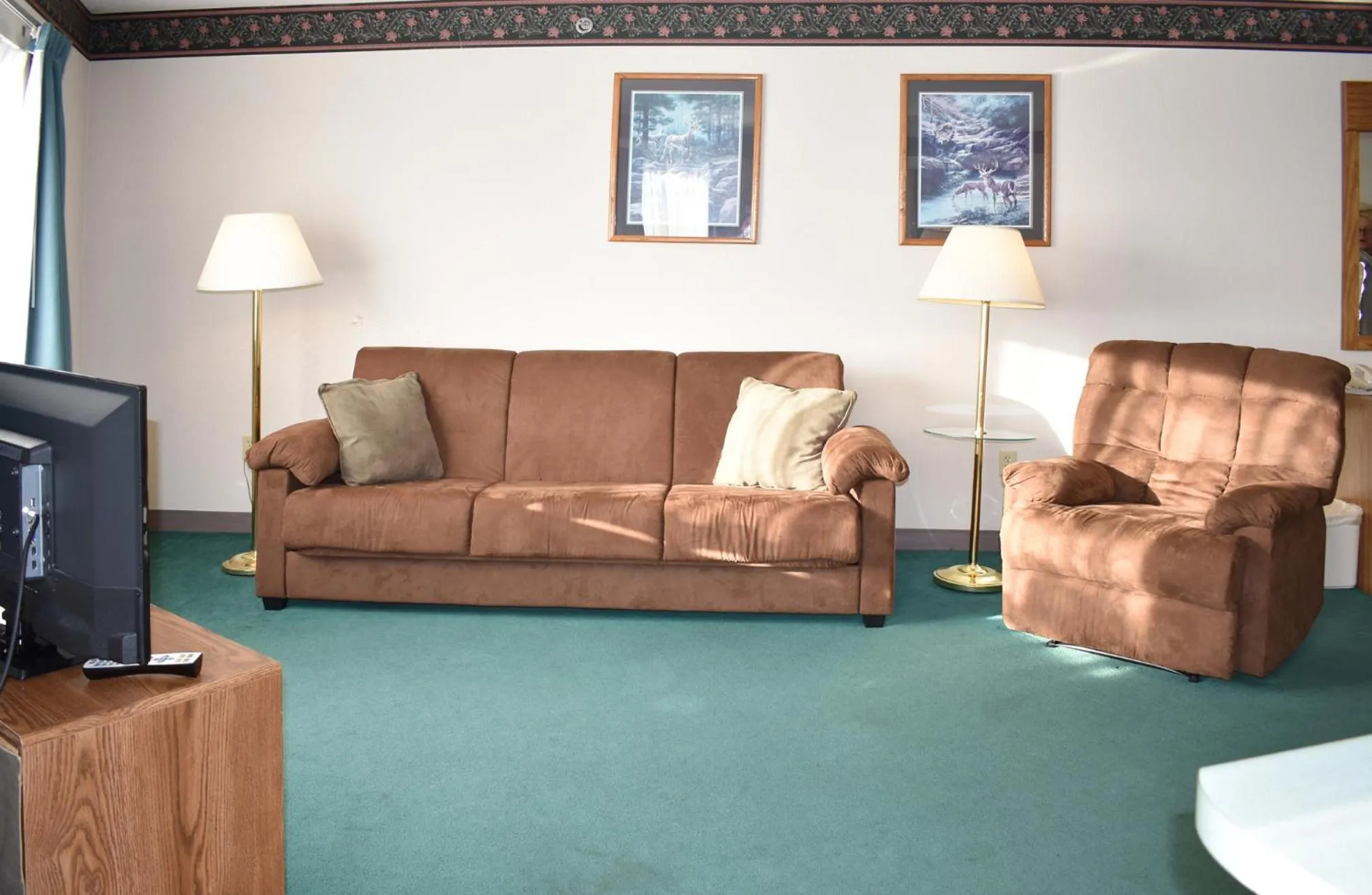 Americas Best Value Inn & Suites - Tahquamenon Country