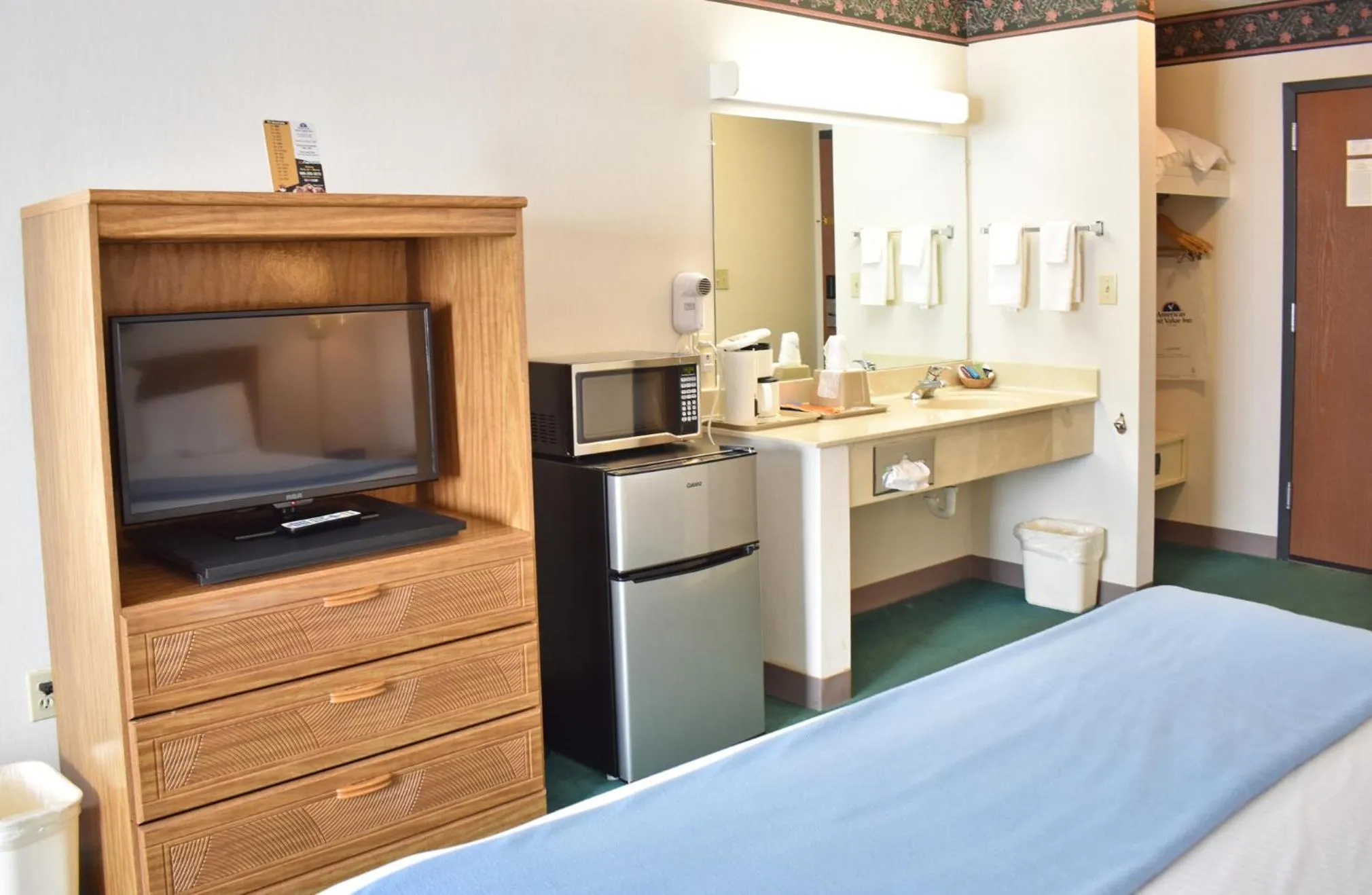 Bed in Americas Best Value Inn & Suites - Tahquamenon Country