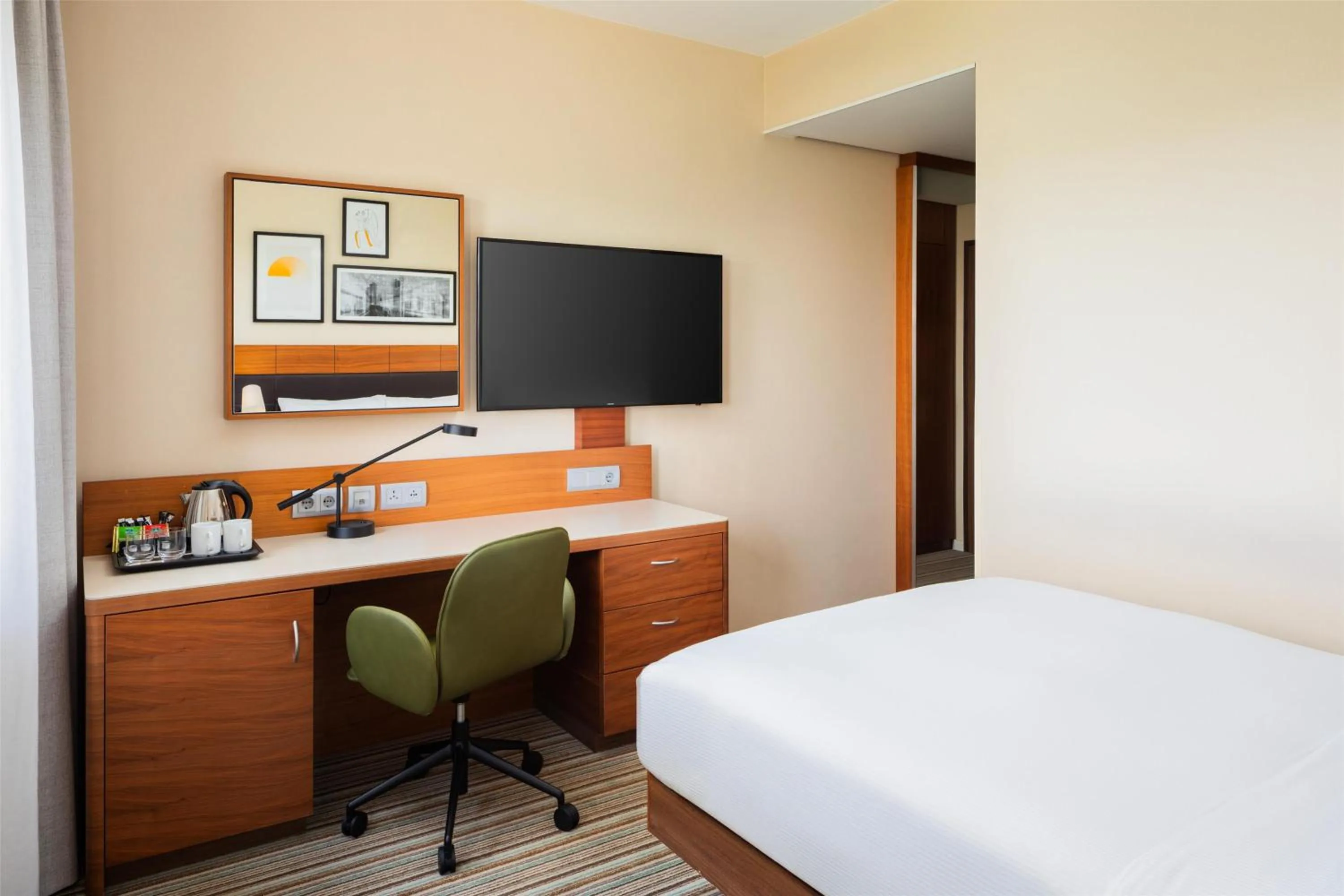 Bedroom, Bed in Hilton Garden Inn Frankfurt Airport