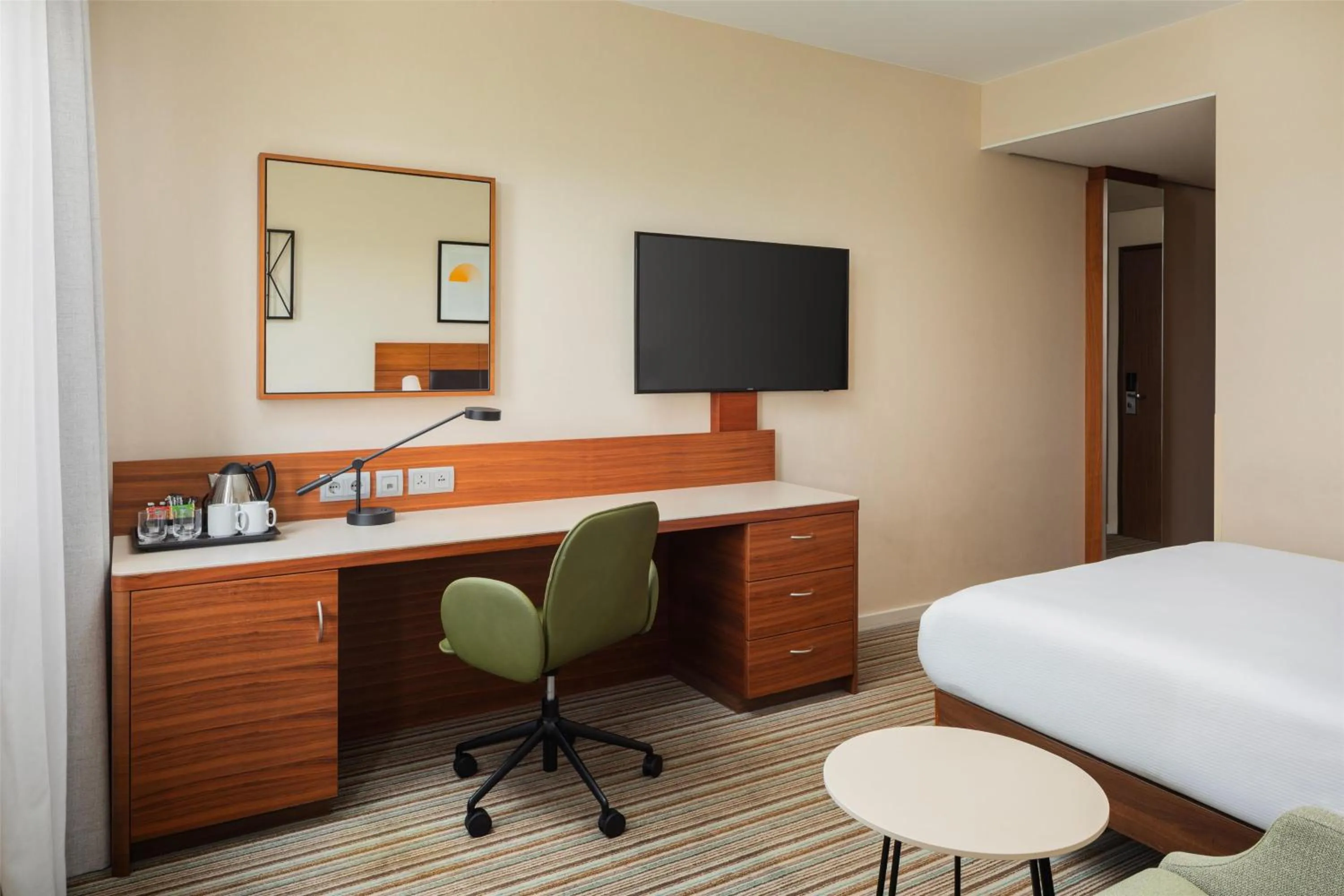 Bedroom, Bed in Hilton Garden Inn Frankfurt Airport