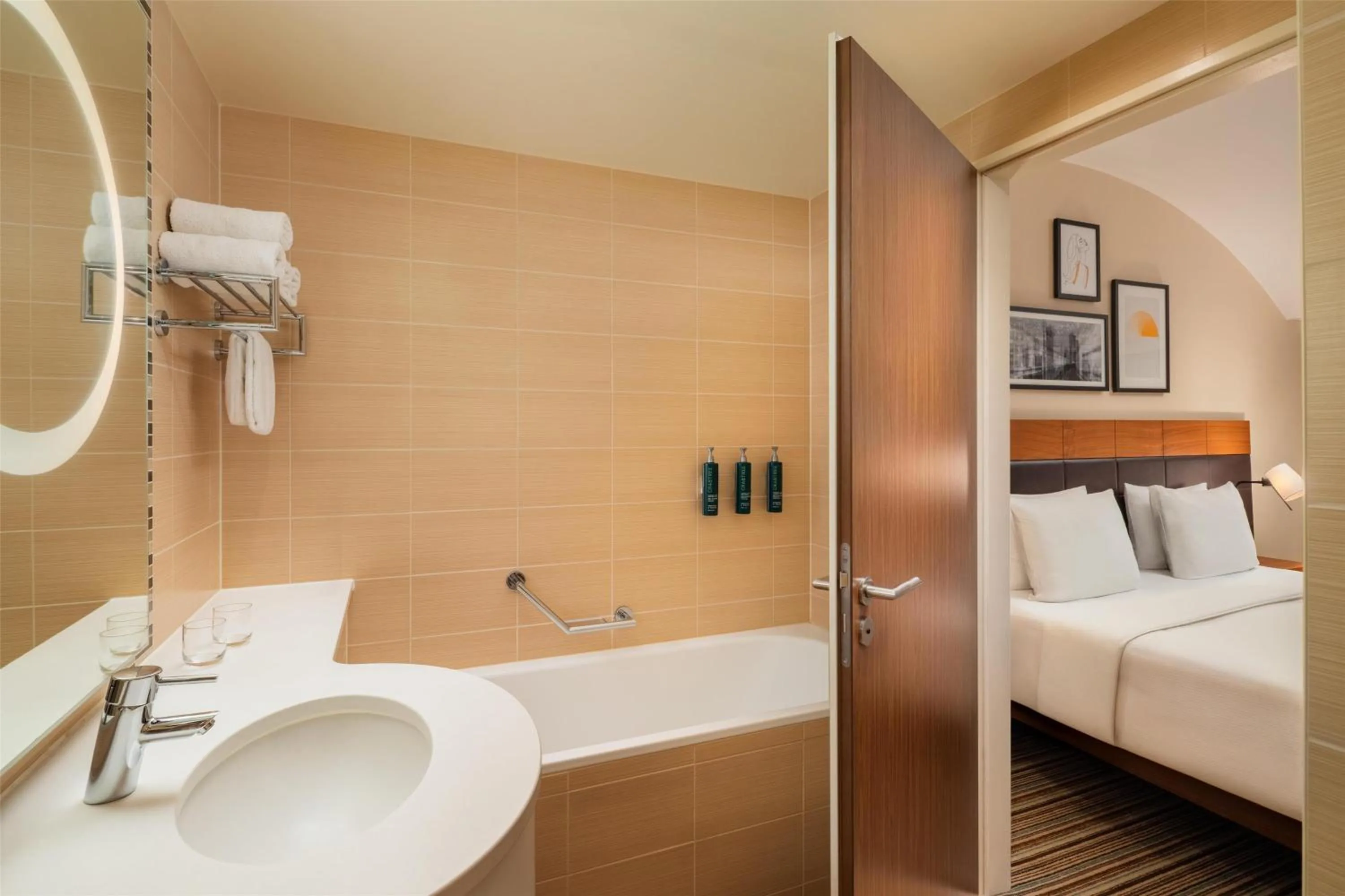 Bathroom, Bed in Hilton Garden Inn Frankfurt Airport