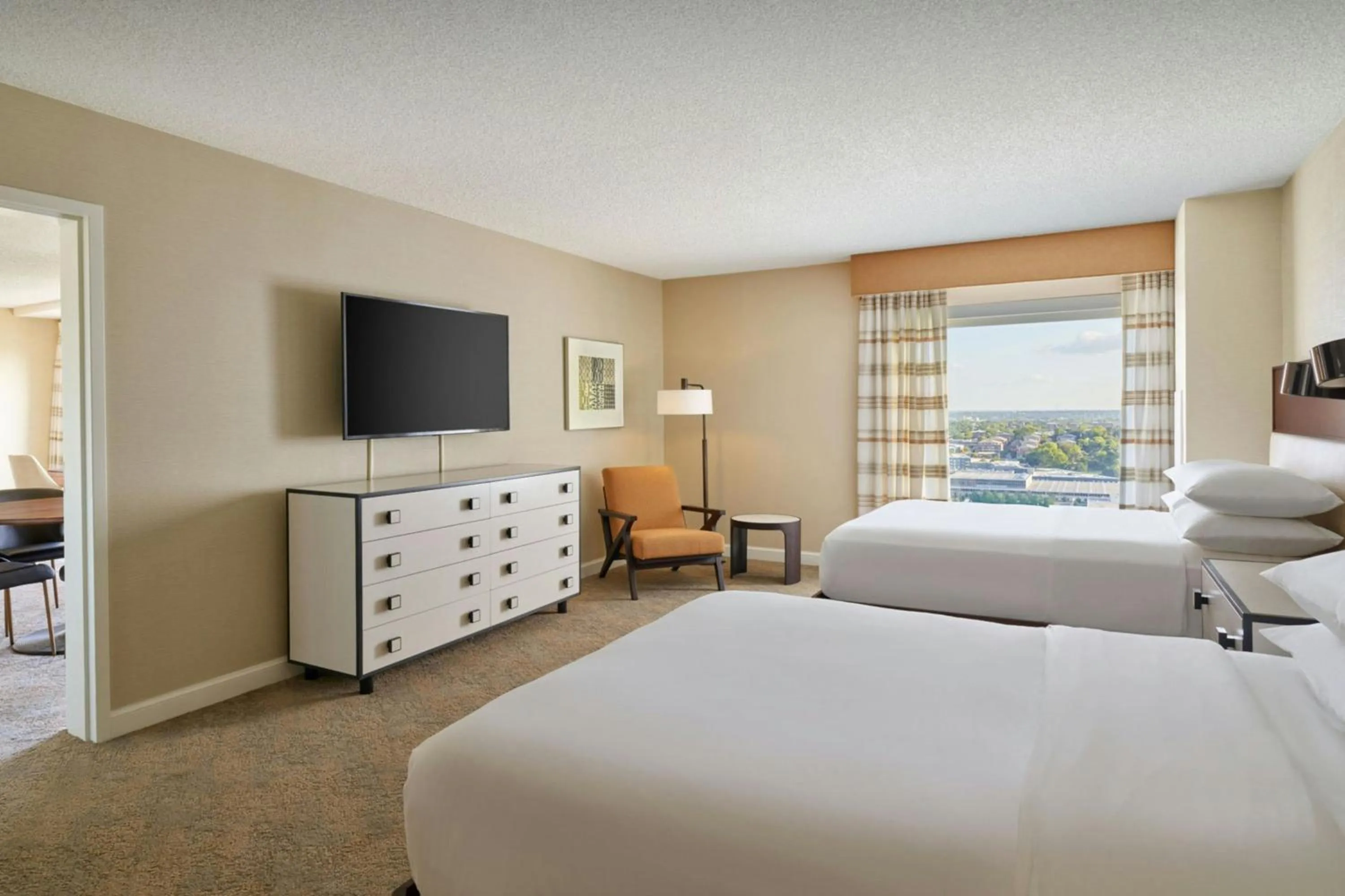 Photo of the whole room, Bed in Sheraton Kansas City Hotel at Crown Center