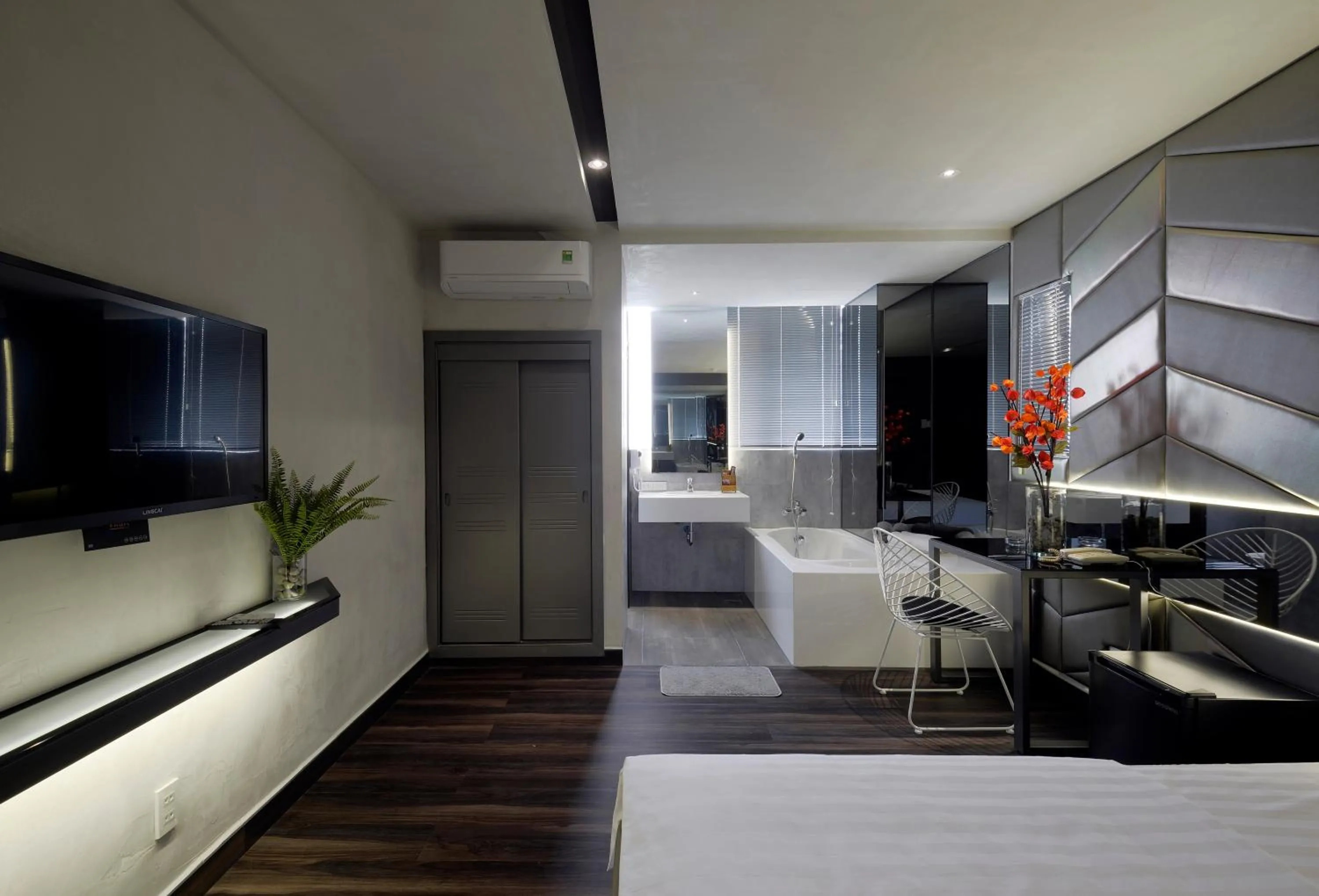 Bathroom, Bed in Bonita Signature Hotel