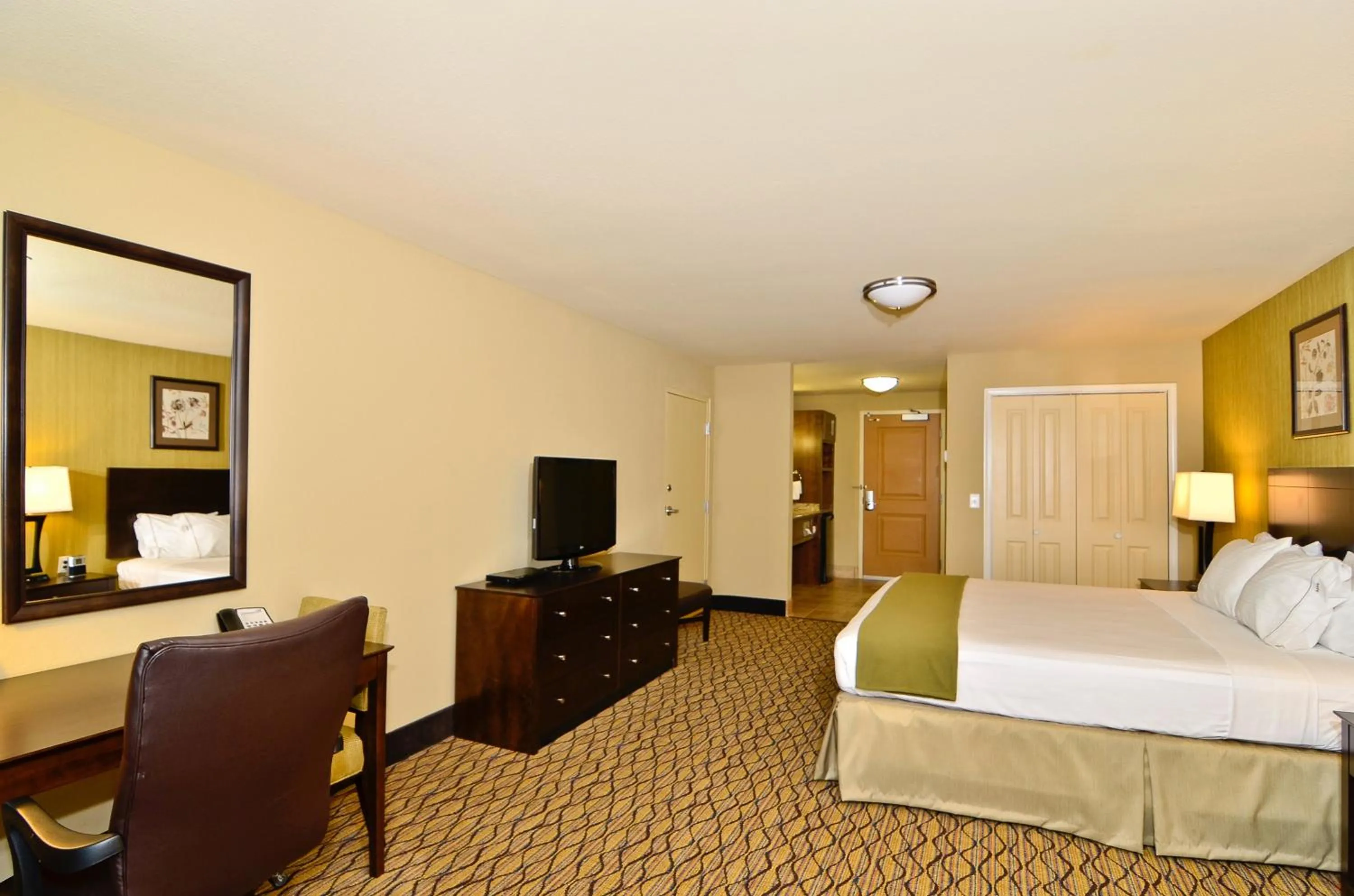 Photo of the whole room, Bed in Holiday Inn Express & Suites - Williston by IHG