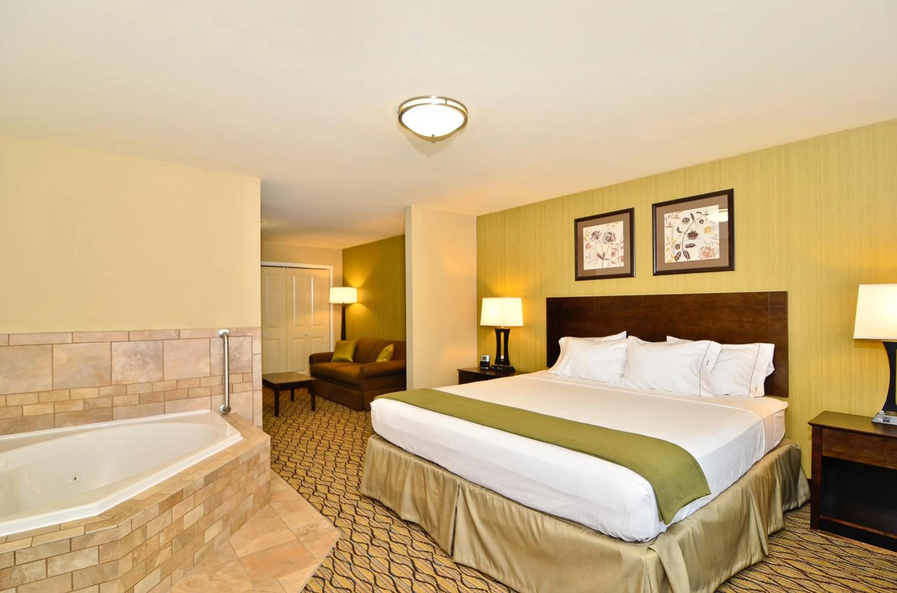 Photo of the whole room, Bed in Holiday Inn Express & Suites - Williston by IHG