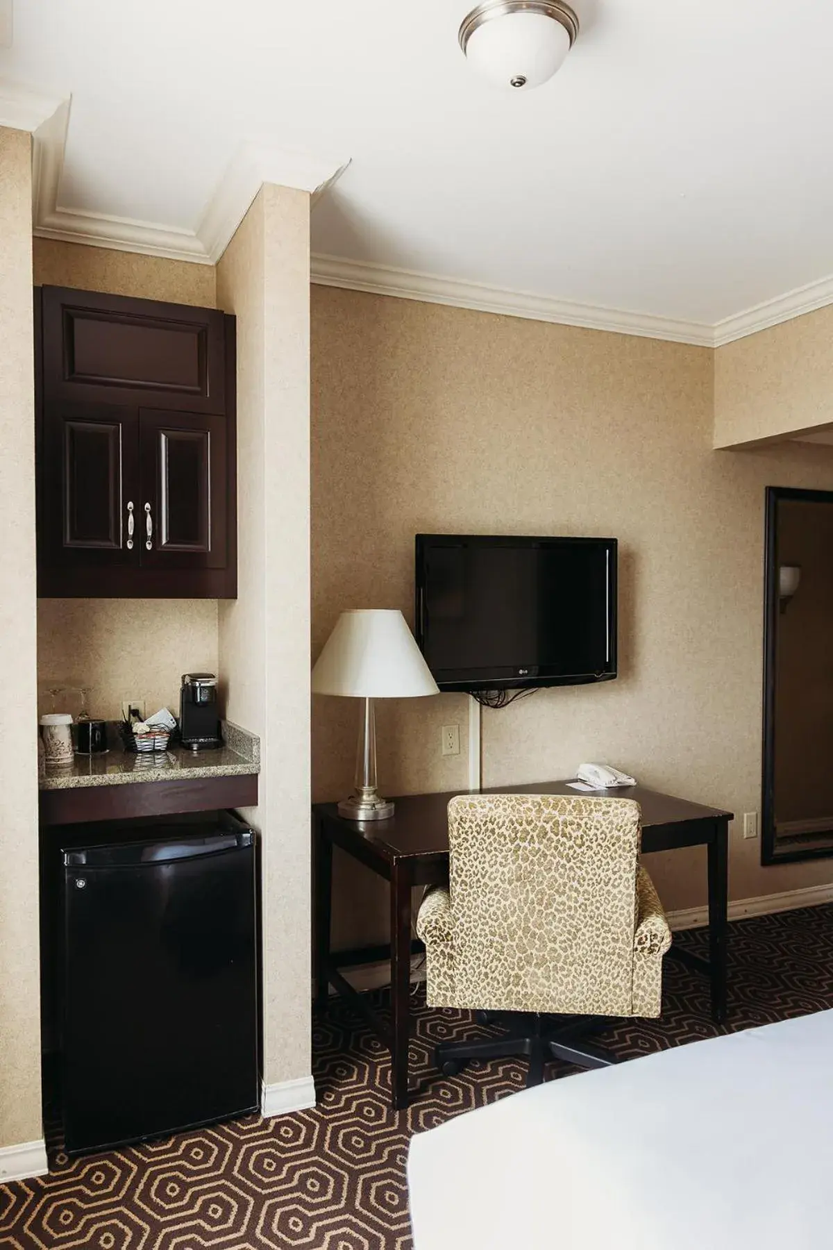 TV and multimedia, Bed in Hotel Julien Dubuque TV and multimedia, Bed in Hotel Julien Dubuque