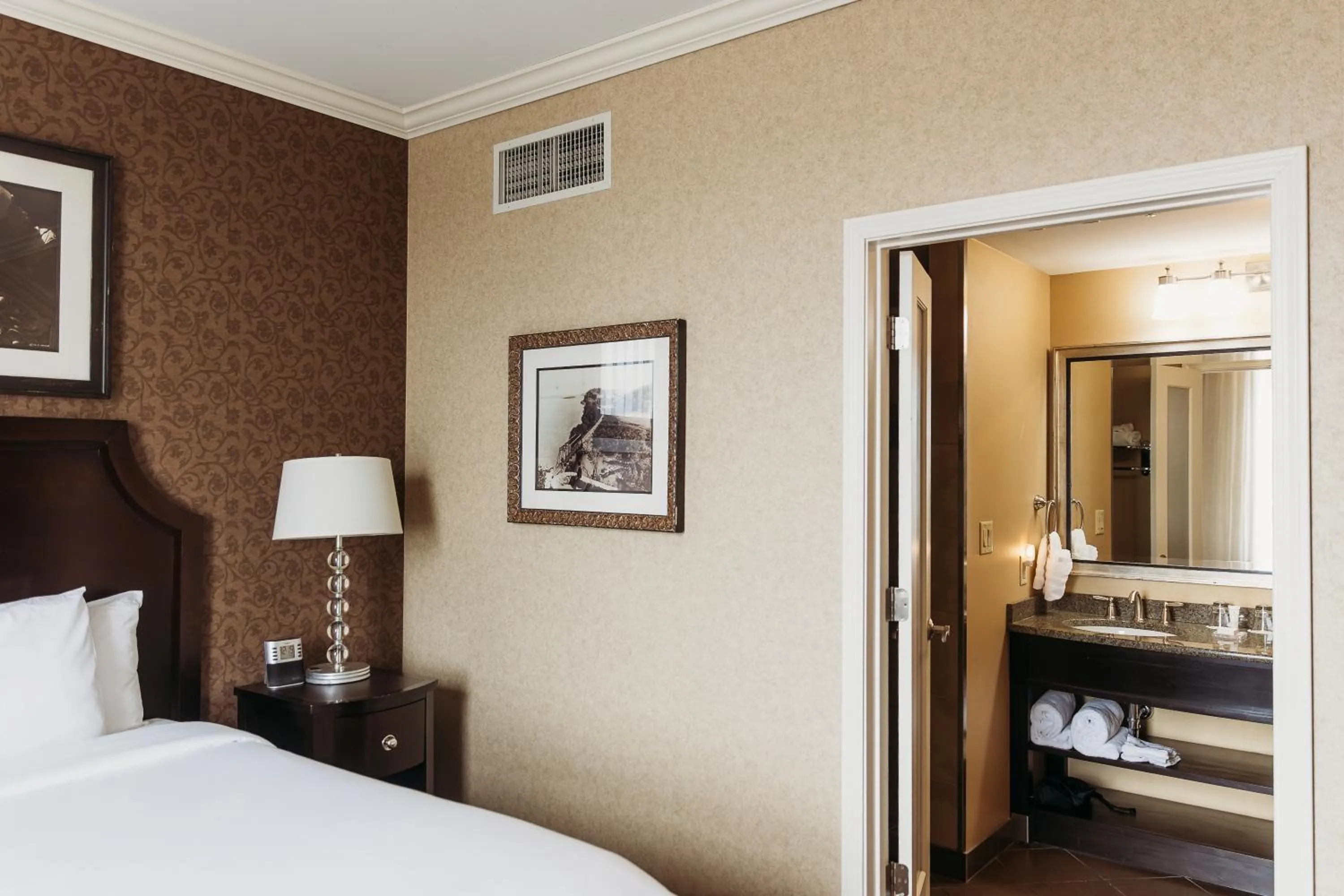 Bed in Hotel Julien Dubuque