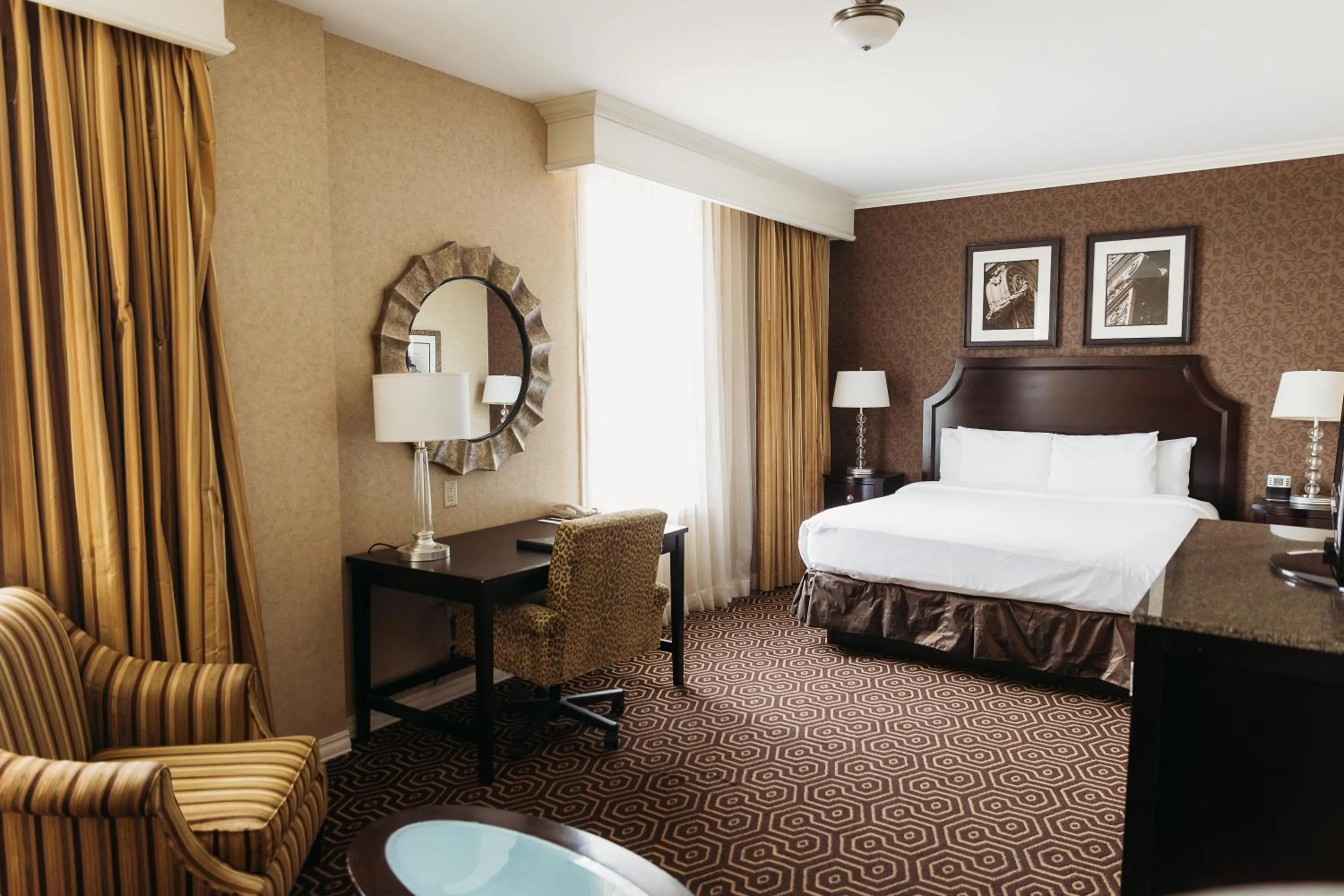 Living room, Bed in Hotel Julien Dubuque