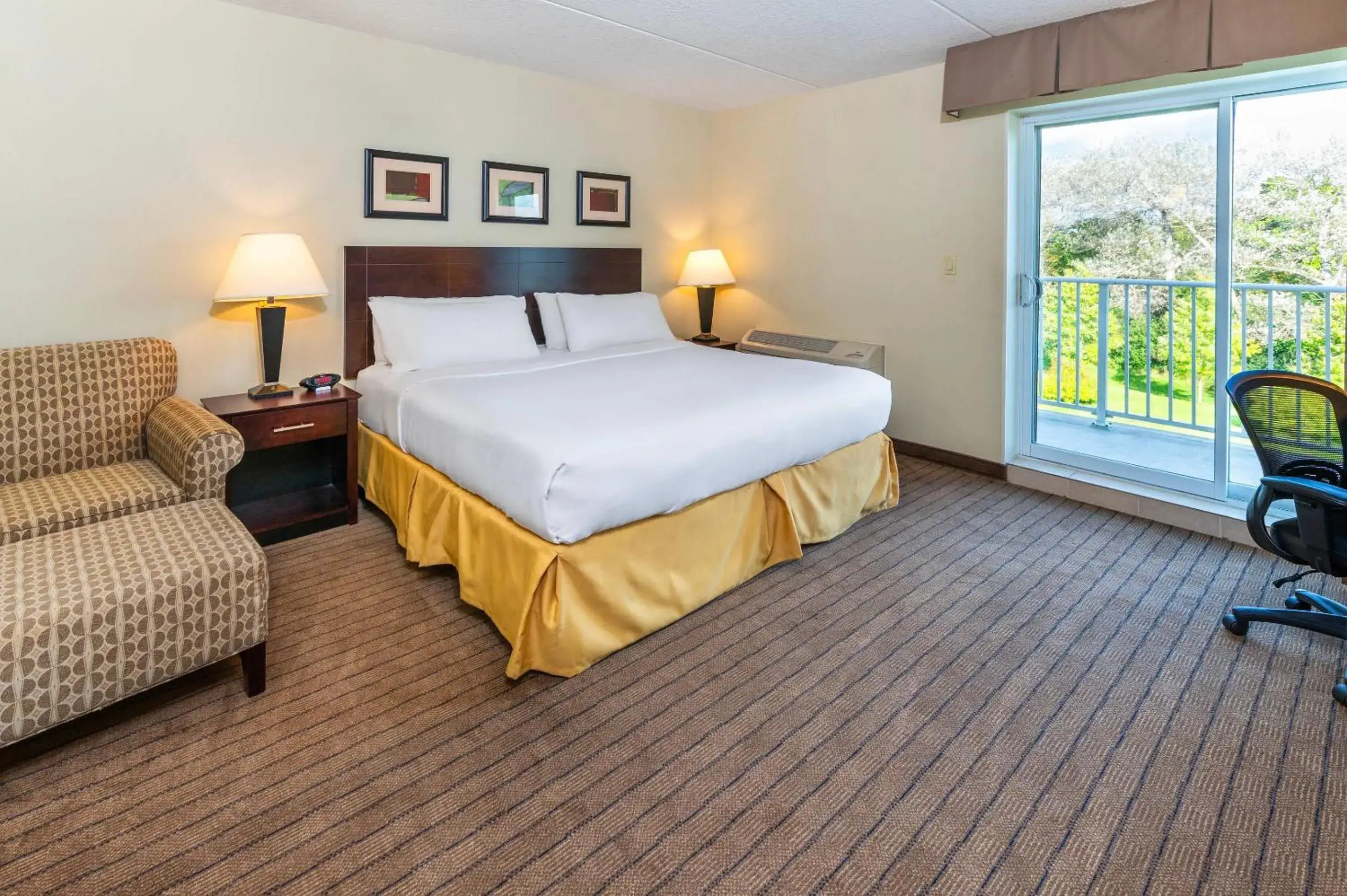 Bedroom in Comfort Inn & Suites Bedroom in Comfort Inn & Suites