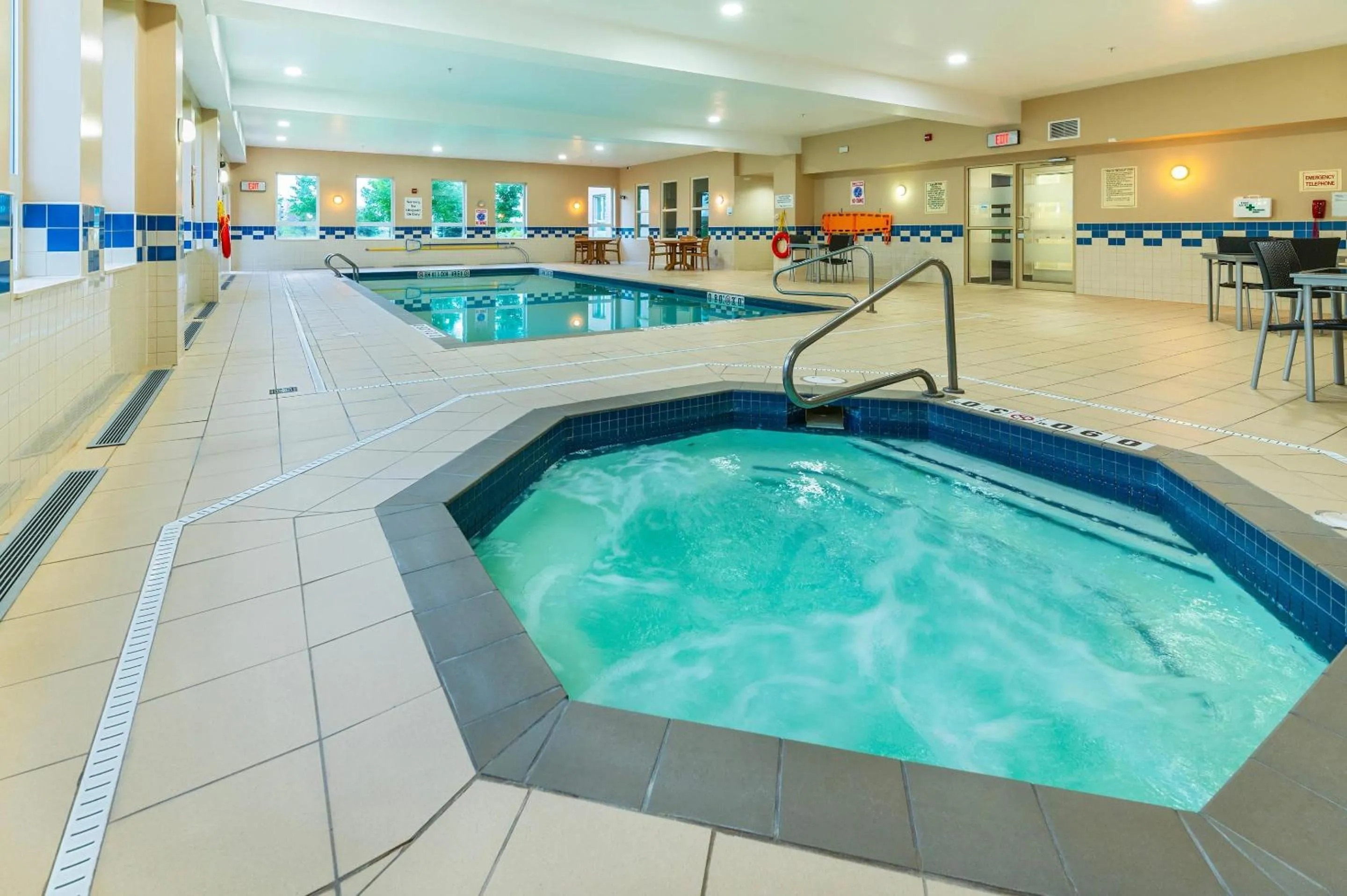 Swimming pool in Comfort Inn & Suites