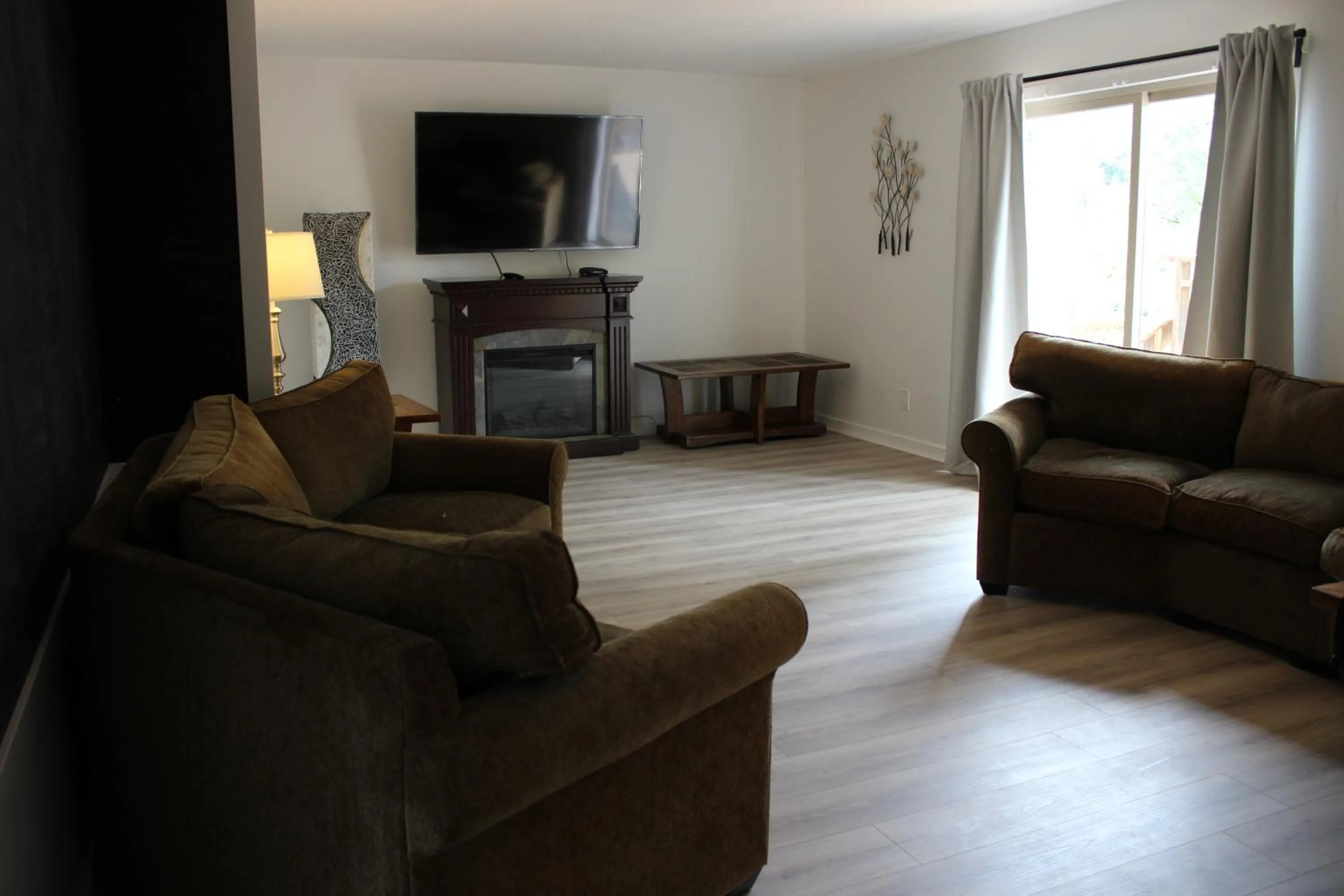 Communal lounge/ TV room in Riverside Resort & RV Park