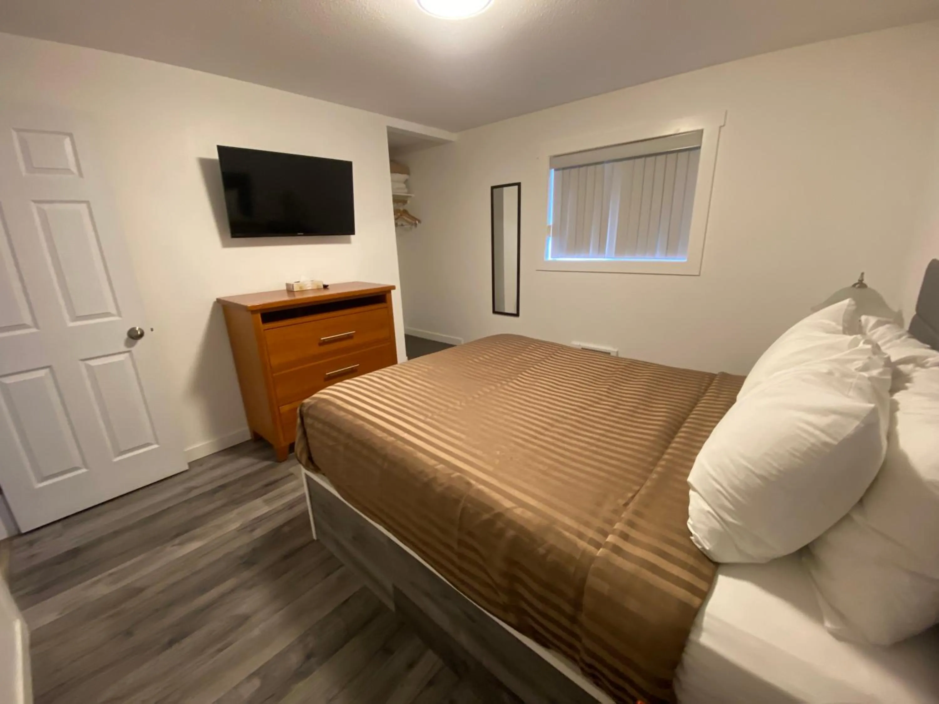 Bed in Riverside Resort & RV Park