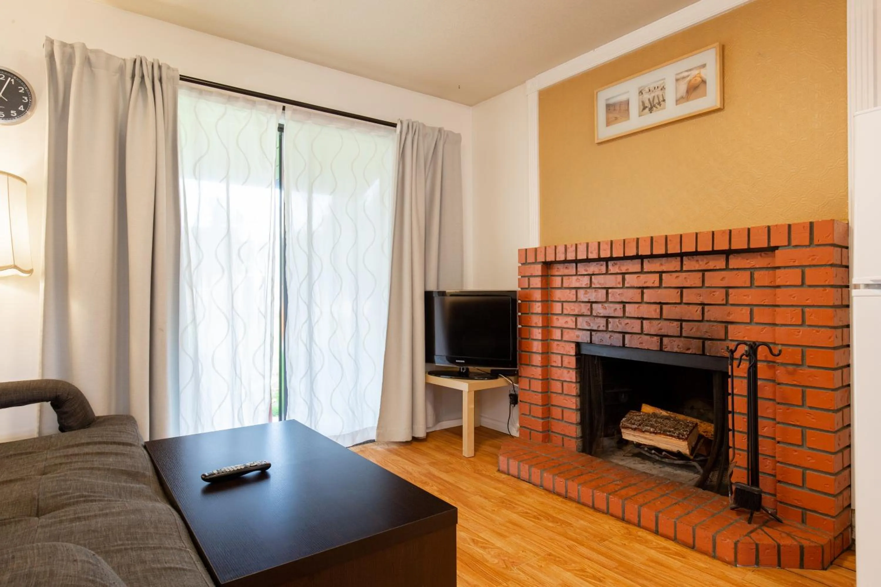 Communal lounge/ TV room in Riverside Resort & RV Park