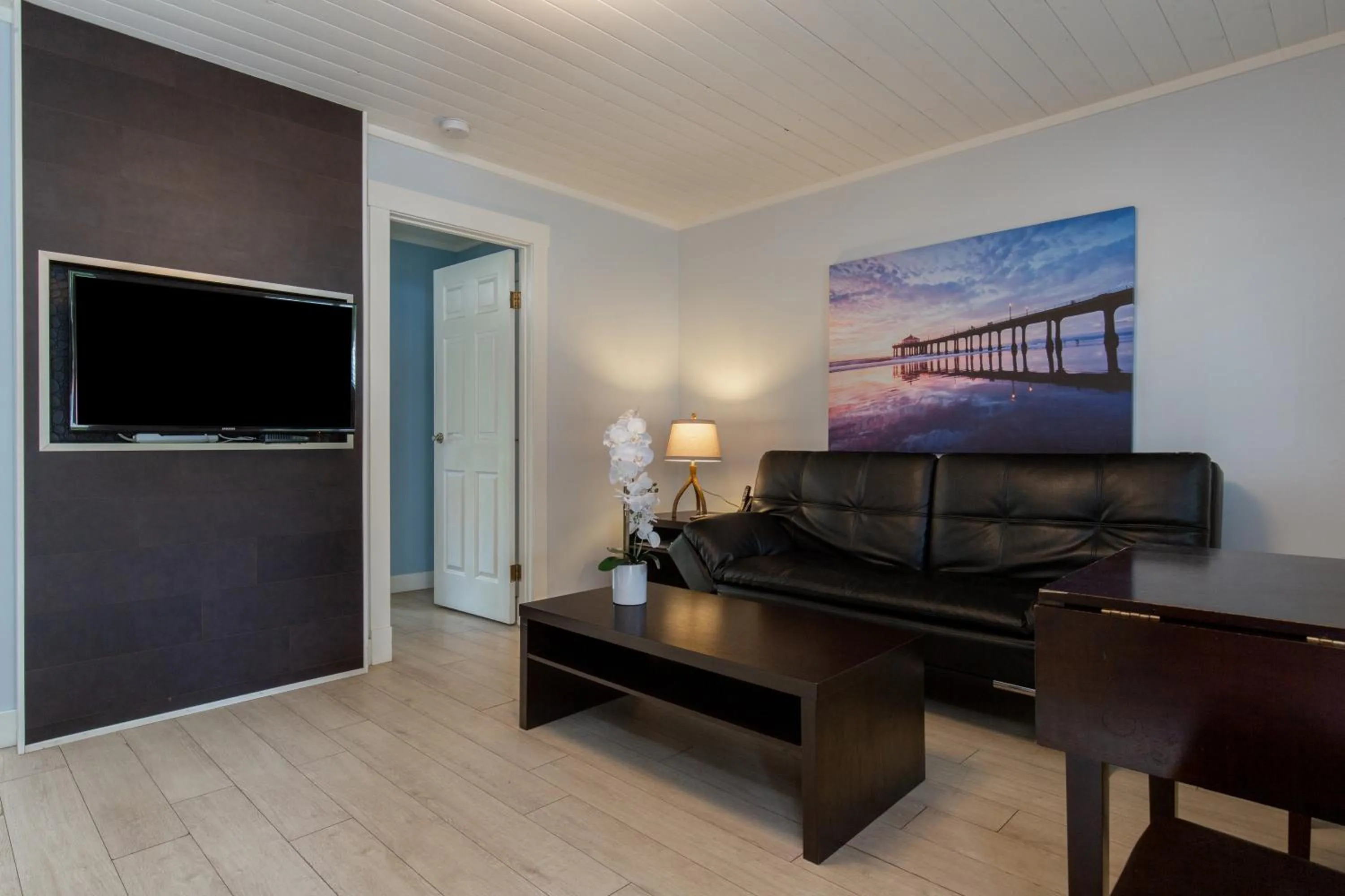 Communal lounge/ TV room in Riverside Resort & RV Park