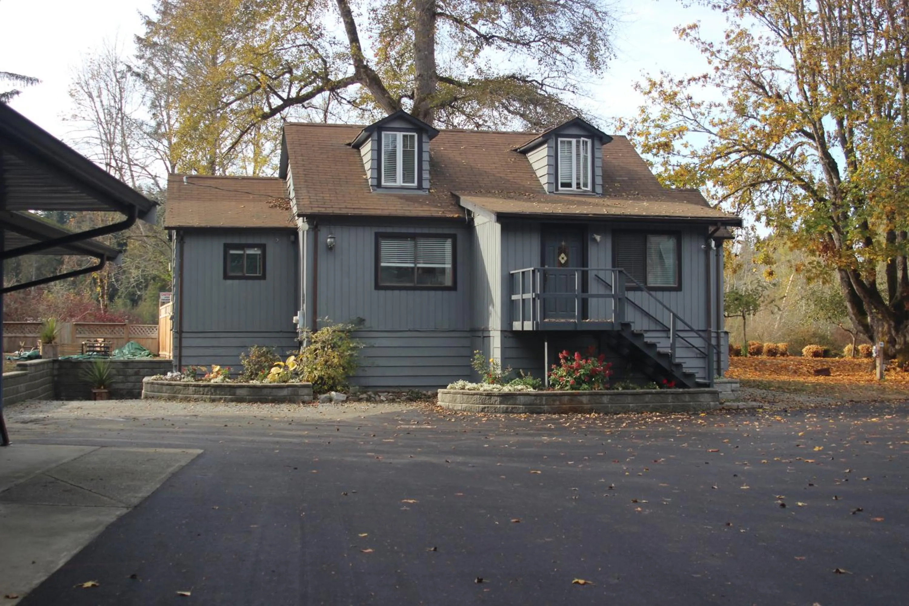 Property building in Riverside Resort & RV Park