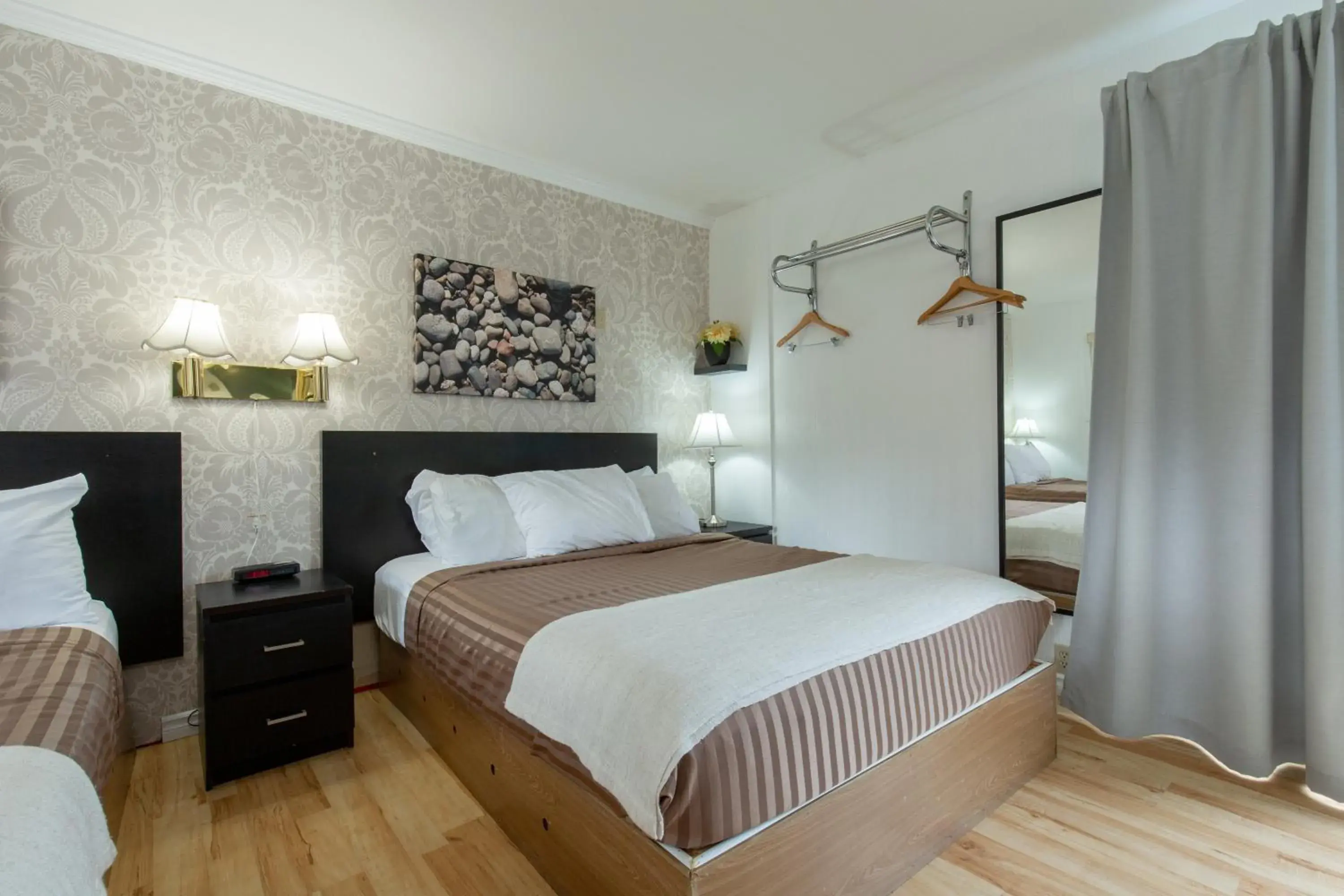 Queen Room with Two Queen Beds in Riverside Resort & RV Park Queen Room with Two Queen Beds in Riverside Resort & RV Park