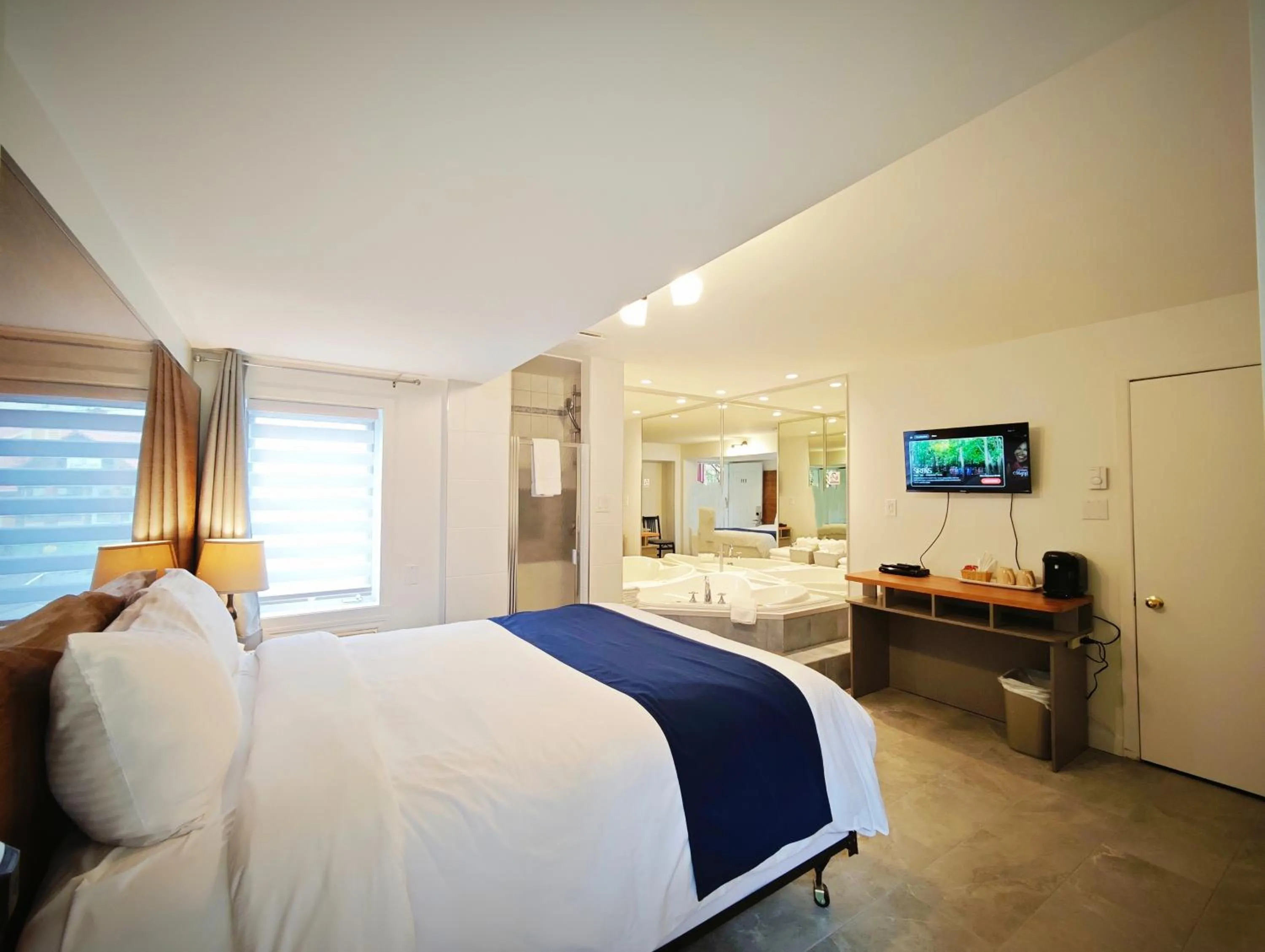 Queen Room with Spa Bath in Motel des Pentes et Suites
