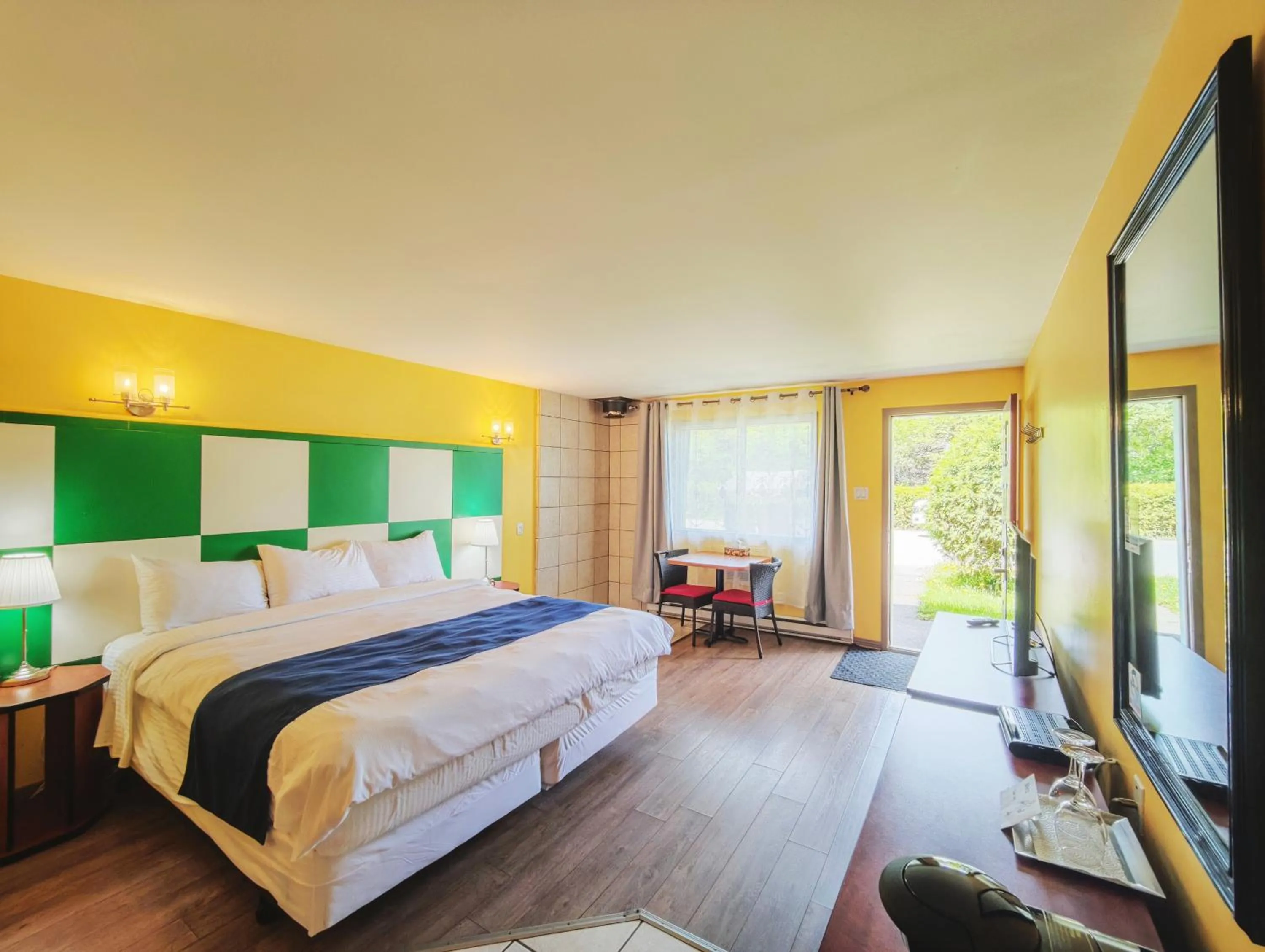 Deluxe King Room in Motel des Pentes et Suites