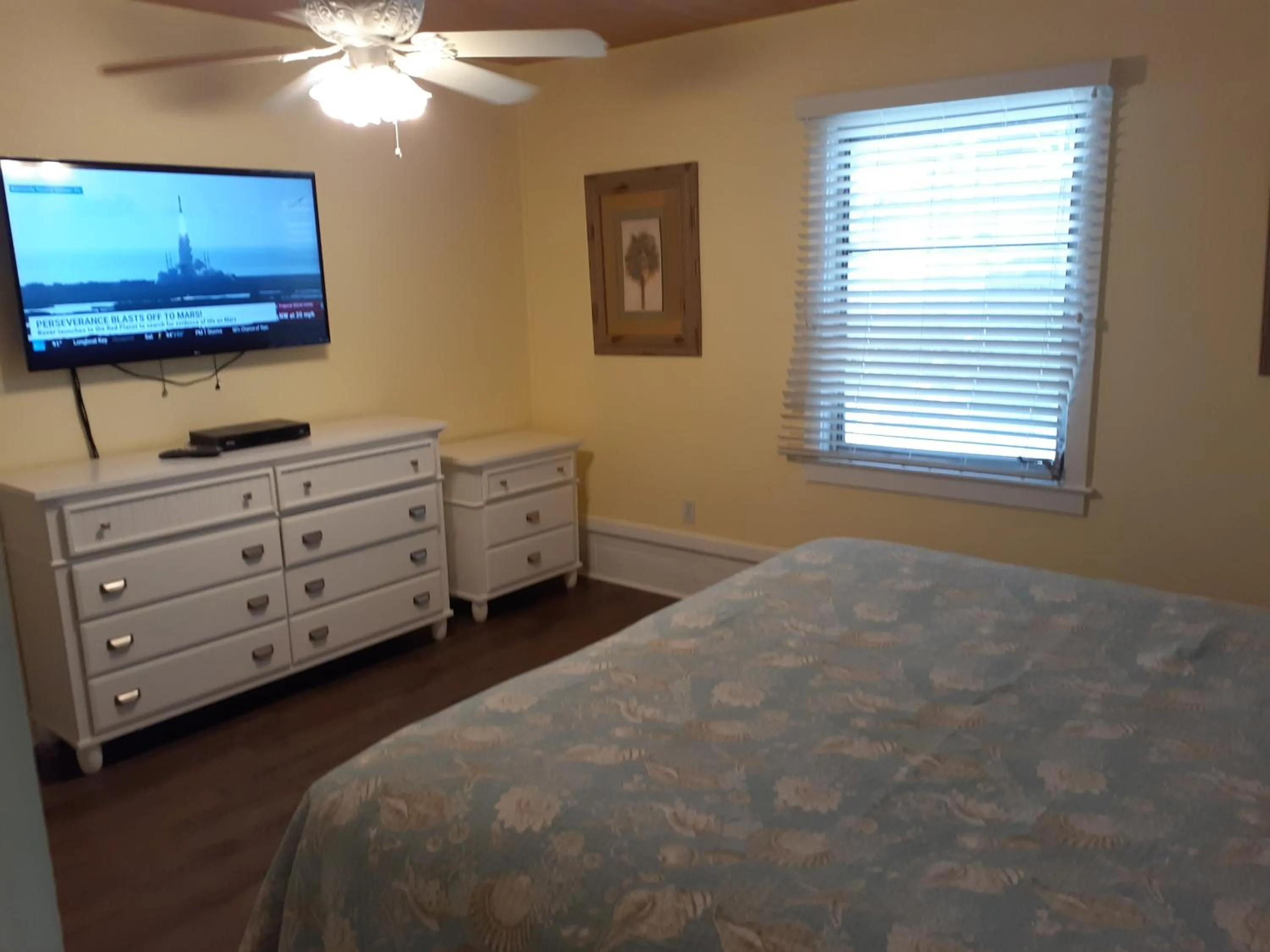 Bed in Turtle Crawl Inn - Longboat Key