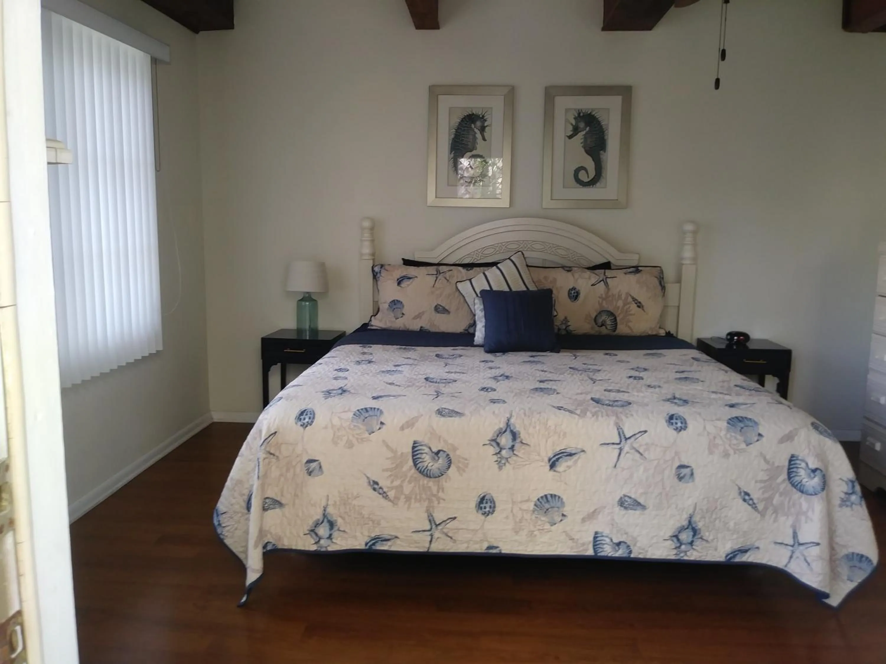 Bed in Turtle Crawl Inn - Longboat Key