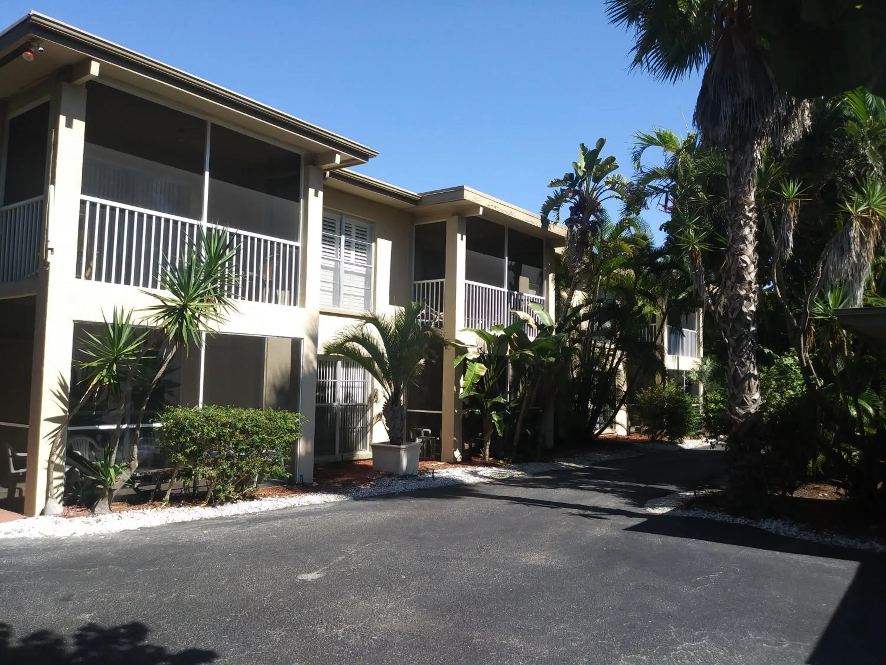 Property building in Turtle Crawl Inn - Longboat Key