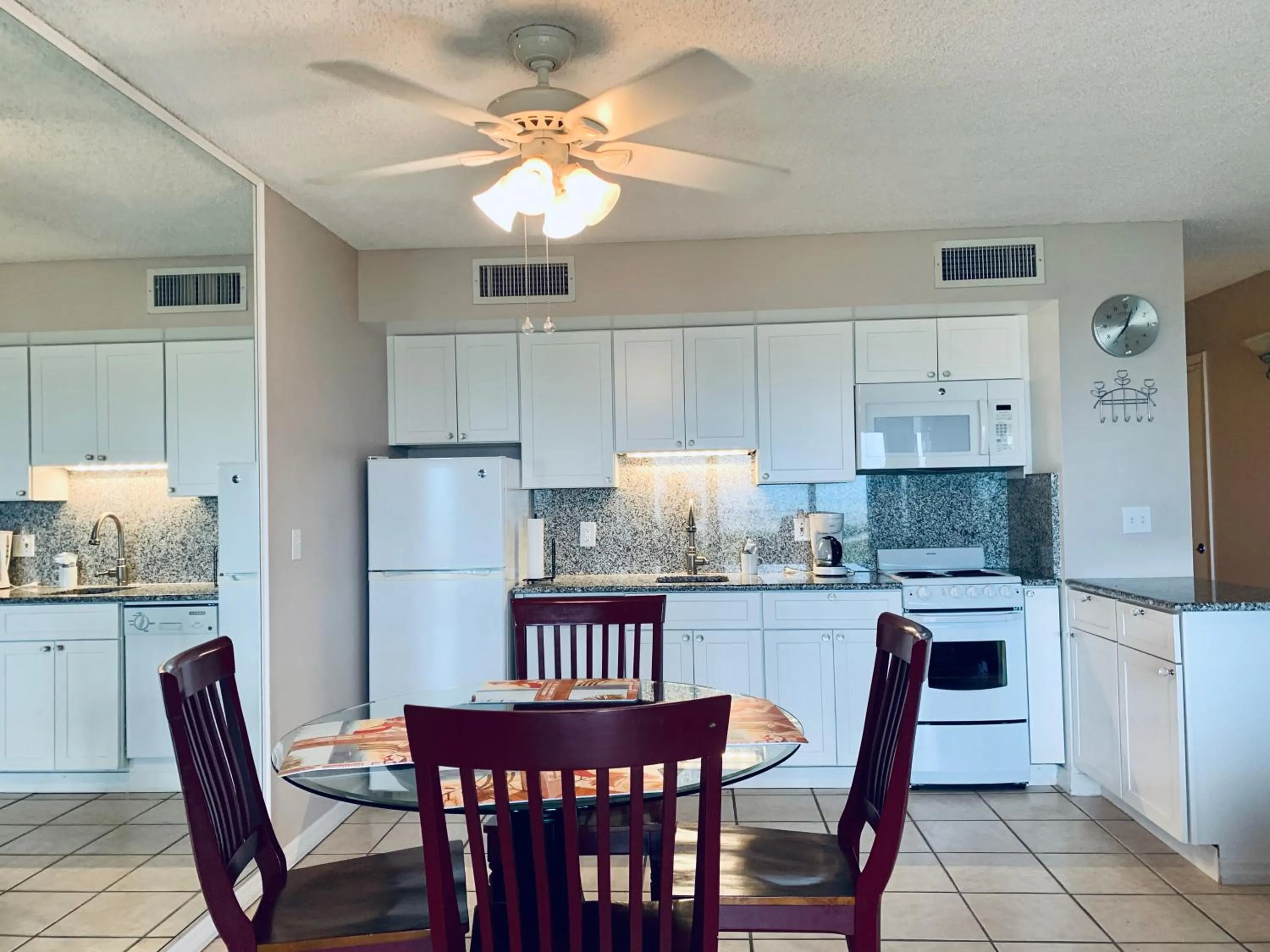 Kitchen or kitchenette in Turtle Crawl Inn - Longboat Key