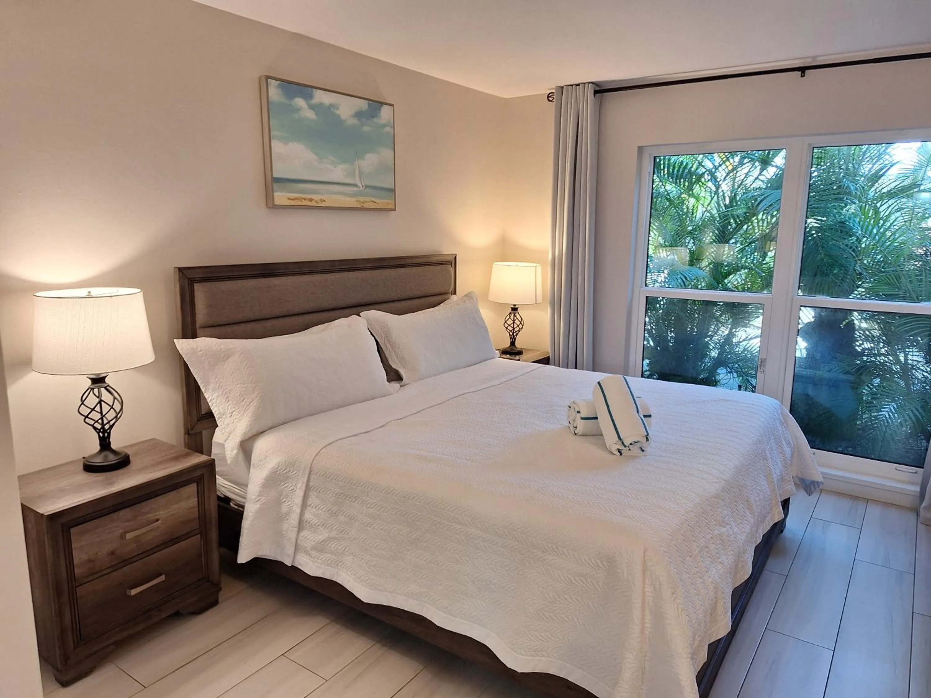 Bed in Turtle Crawl Inn - Longboat Key