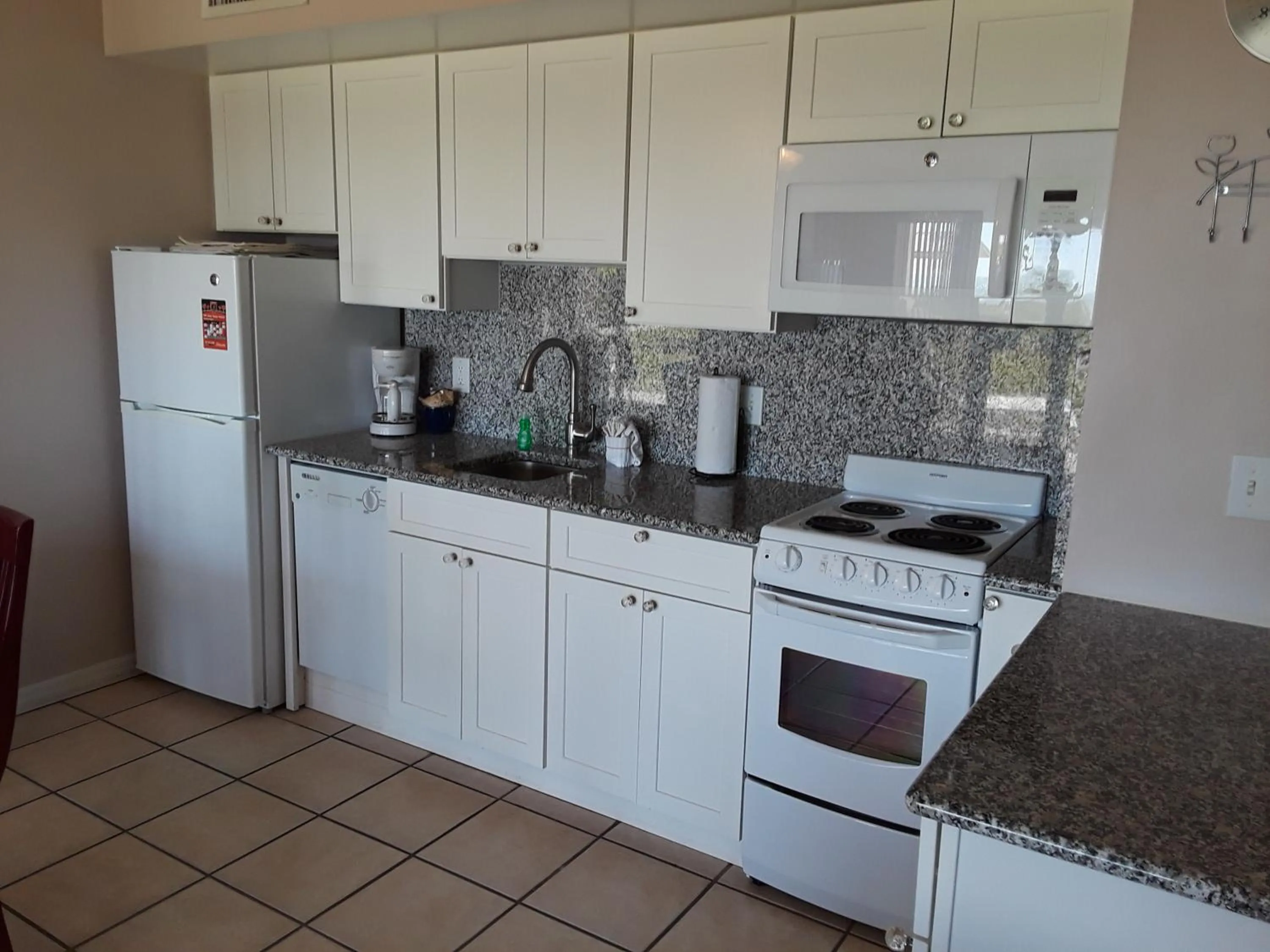 Kitchen or kitchenette in Turtle Crawl Inn - Longboat Key