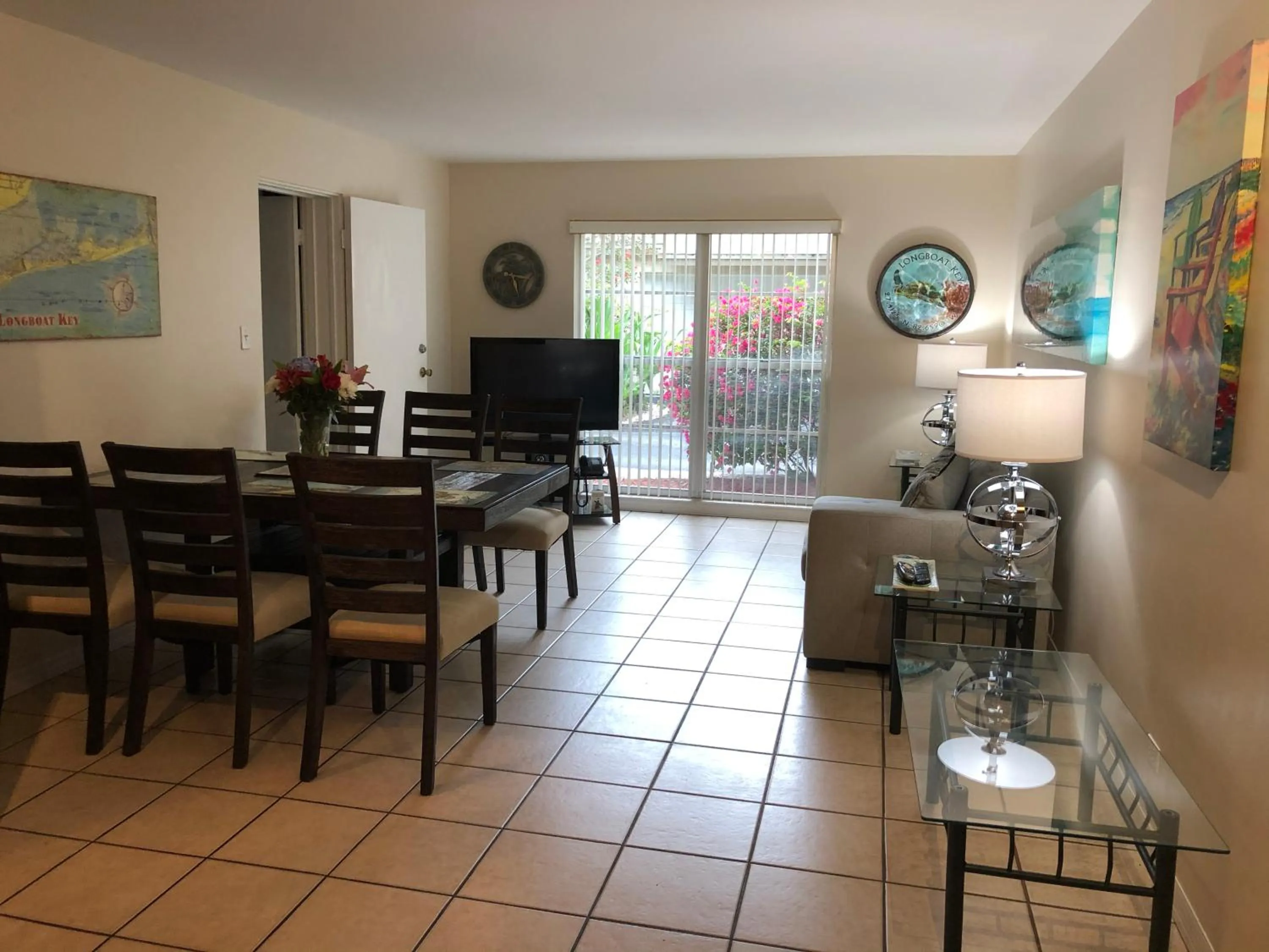 Living room in Turtle Crawl Inn - Longboat Key
