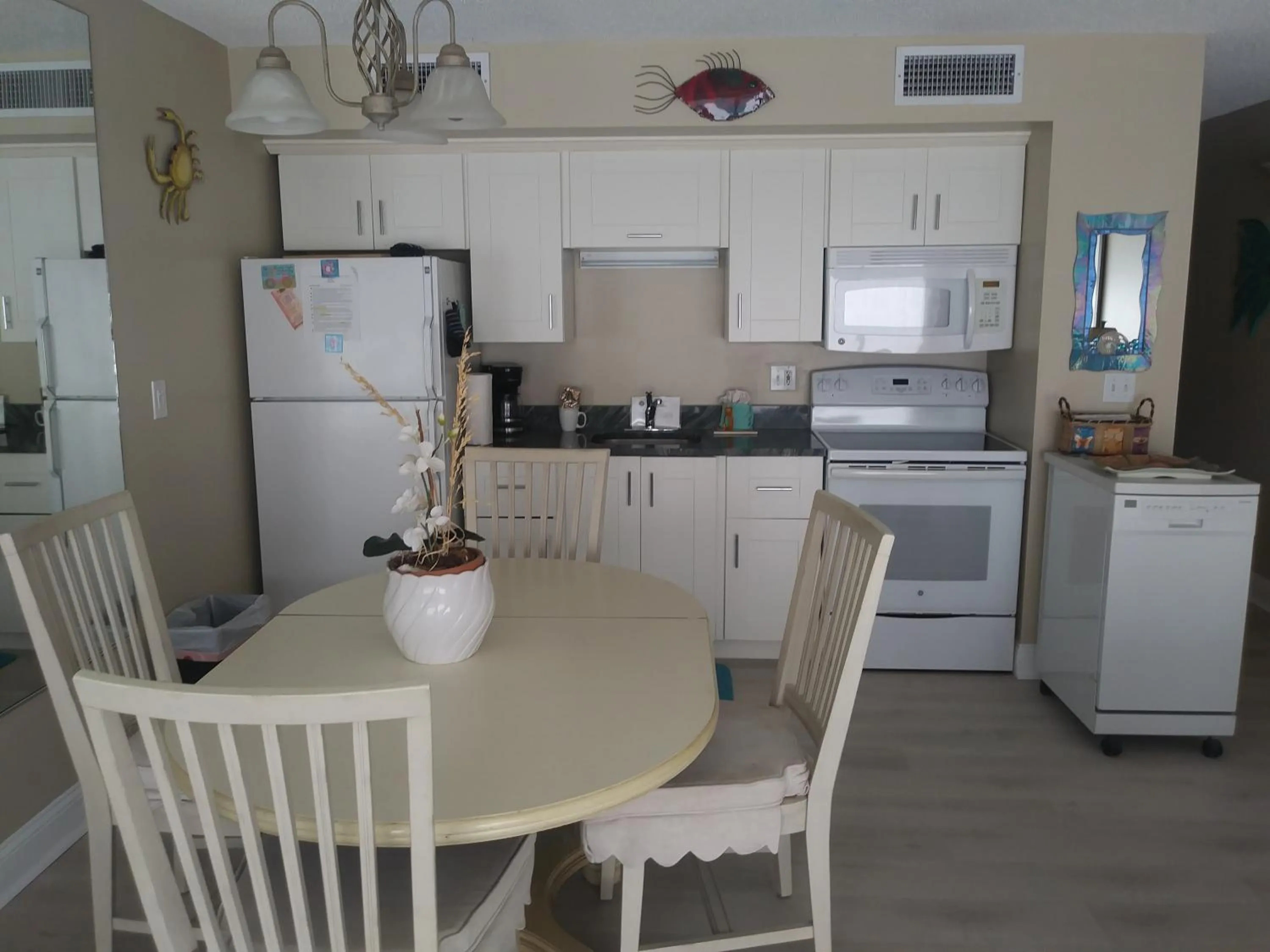 Kitchen or kitchenette in Turtle Crawl Inn - Longboat Key