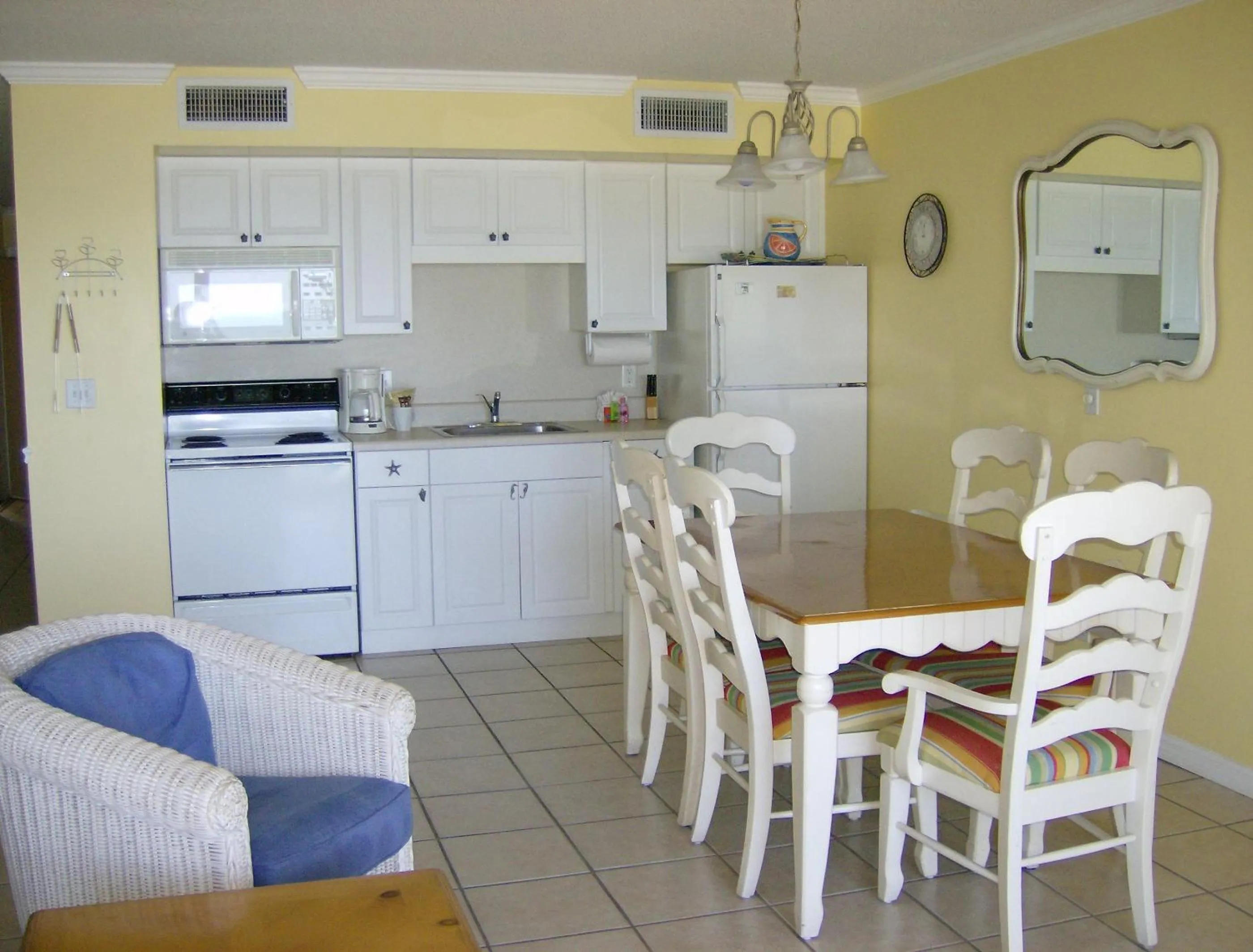 Dining area in Turtle Crawl Inn - Longboat Key