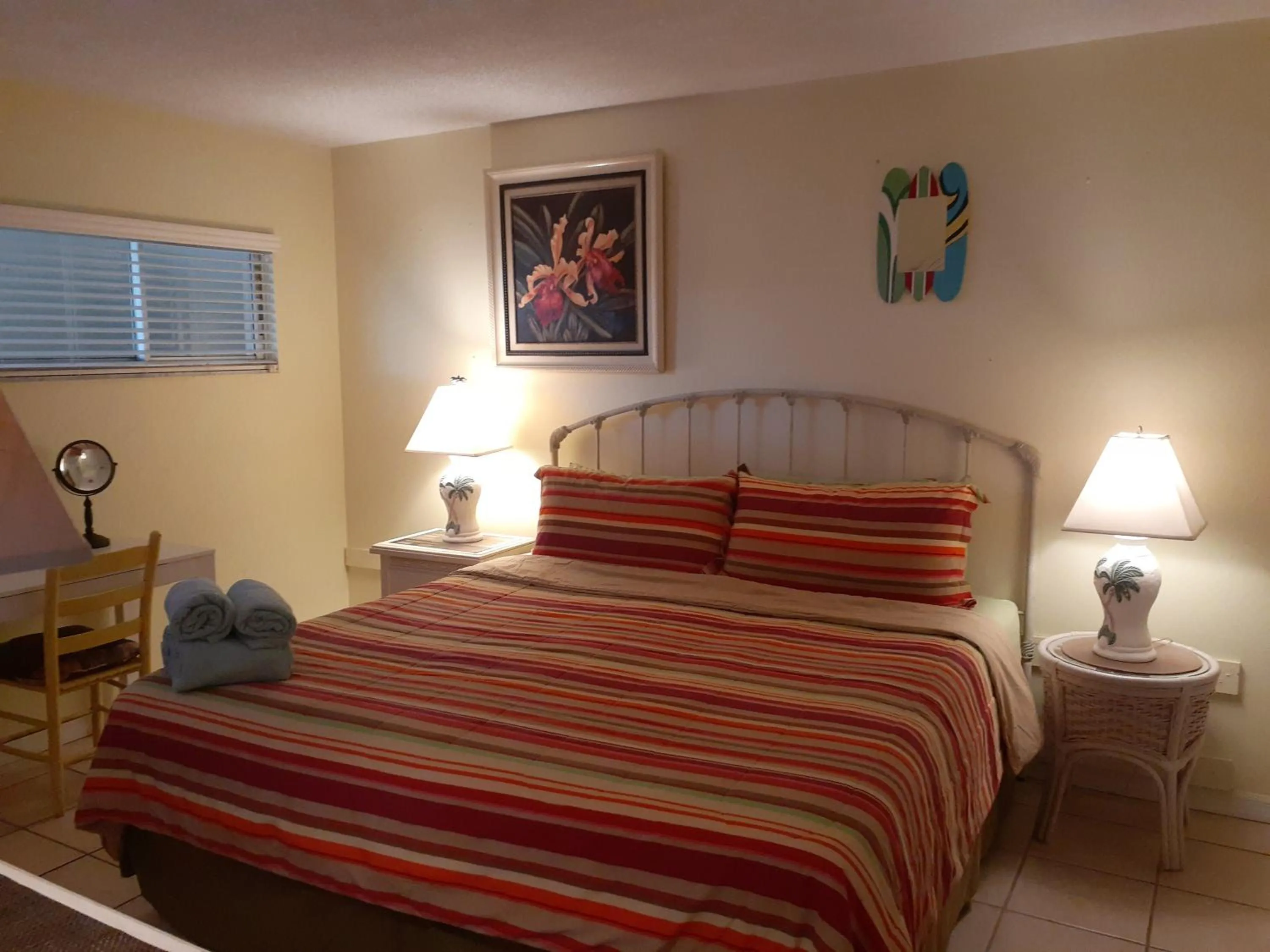 Bed in Turtle Crawl Inn - Longboat Key