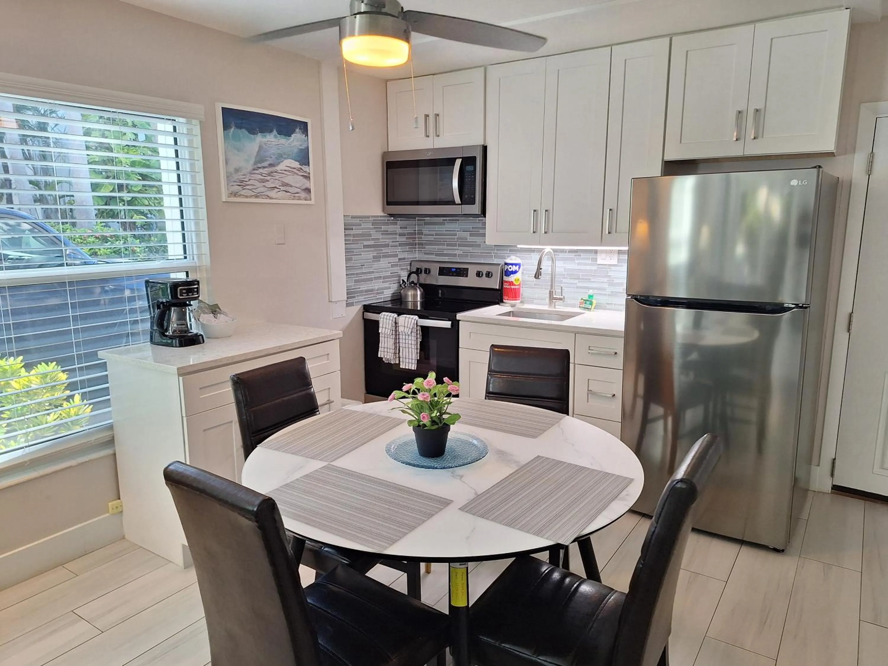 Kitchen or kitchenette in Turtle Crawl Inn - Longboat Key