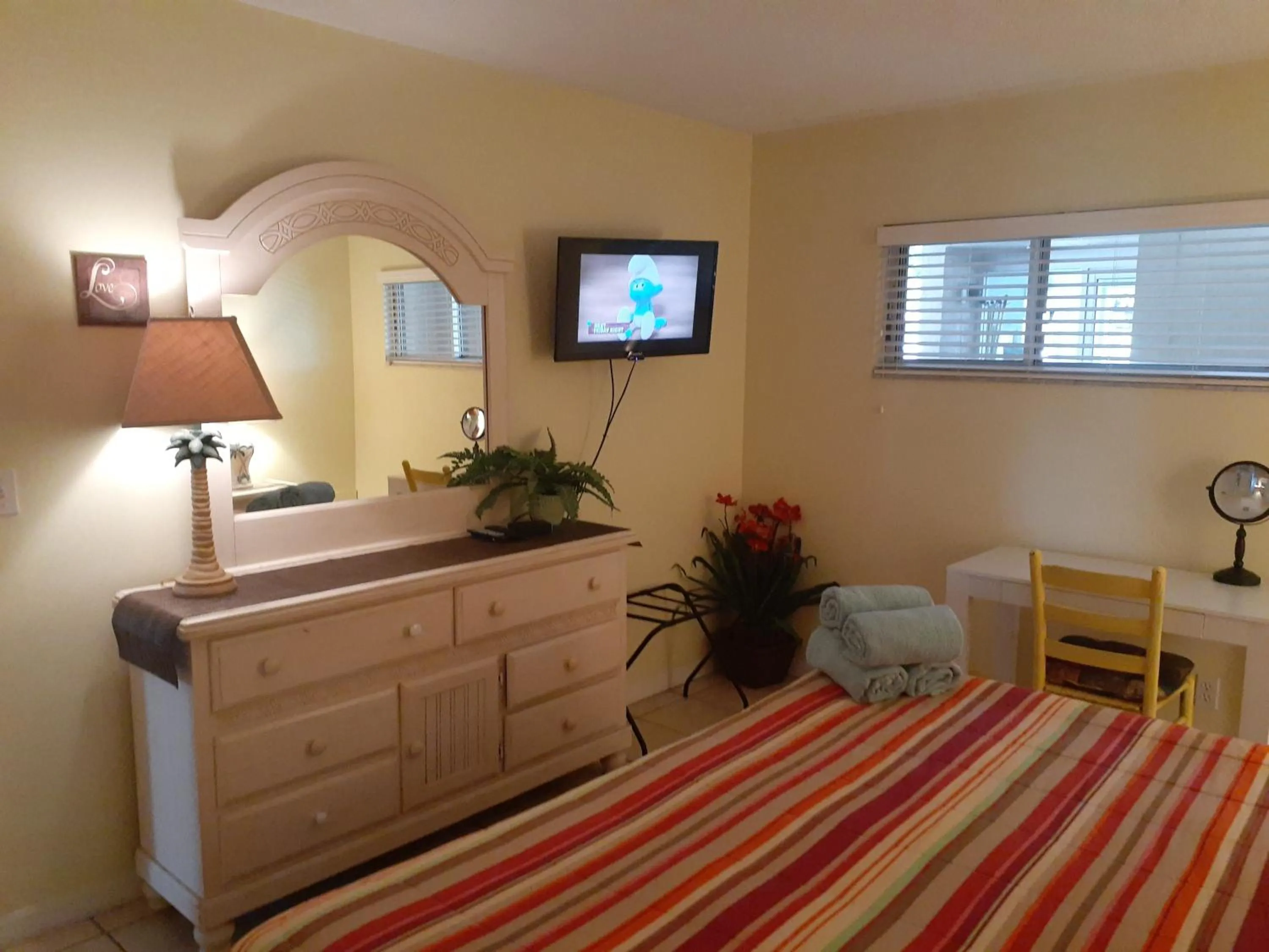 Bed in Turtle Crawl Inn - Longboat Key