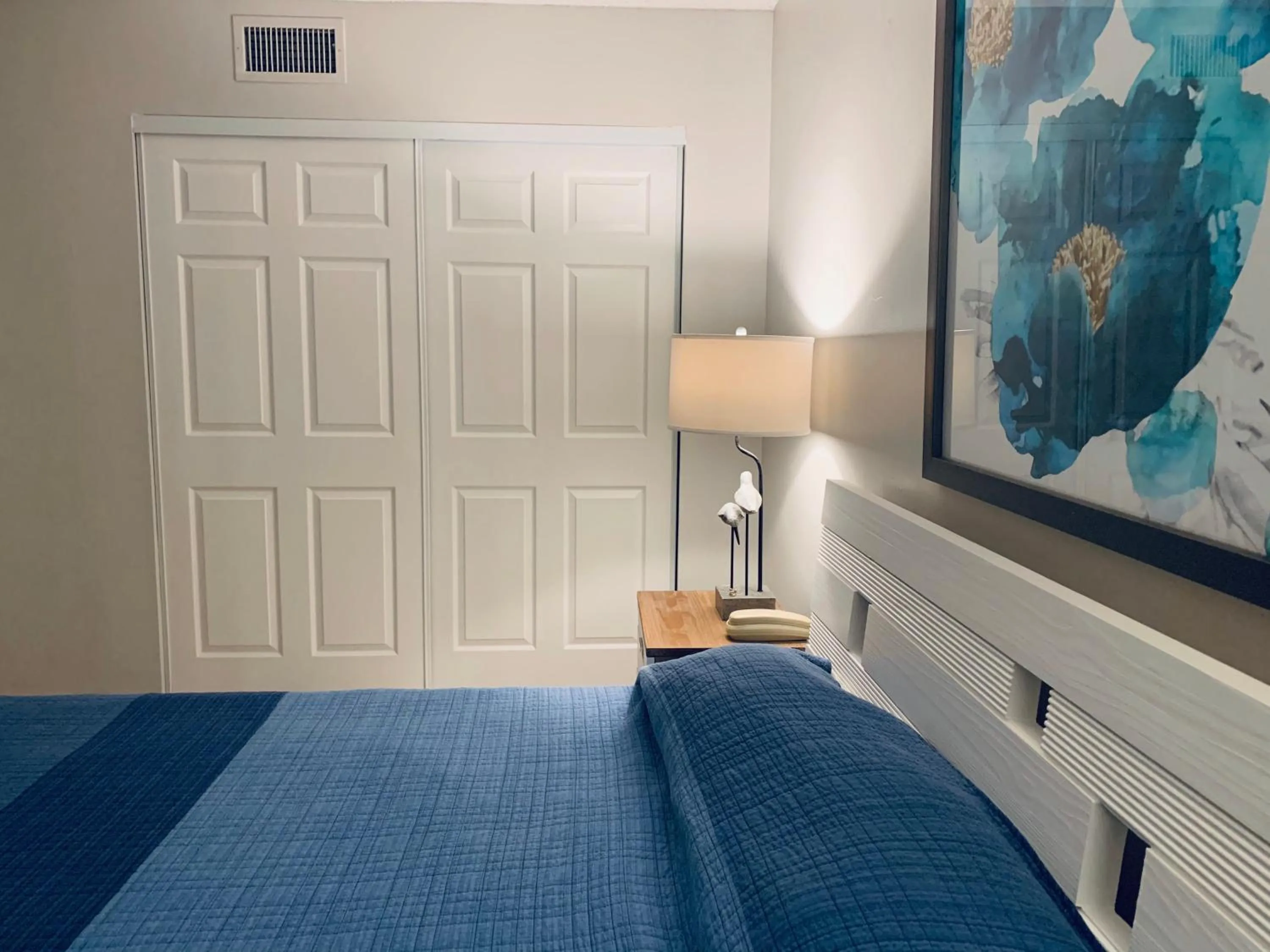 Bed in Turtle Crawl Inn - Longboat Key